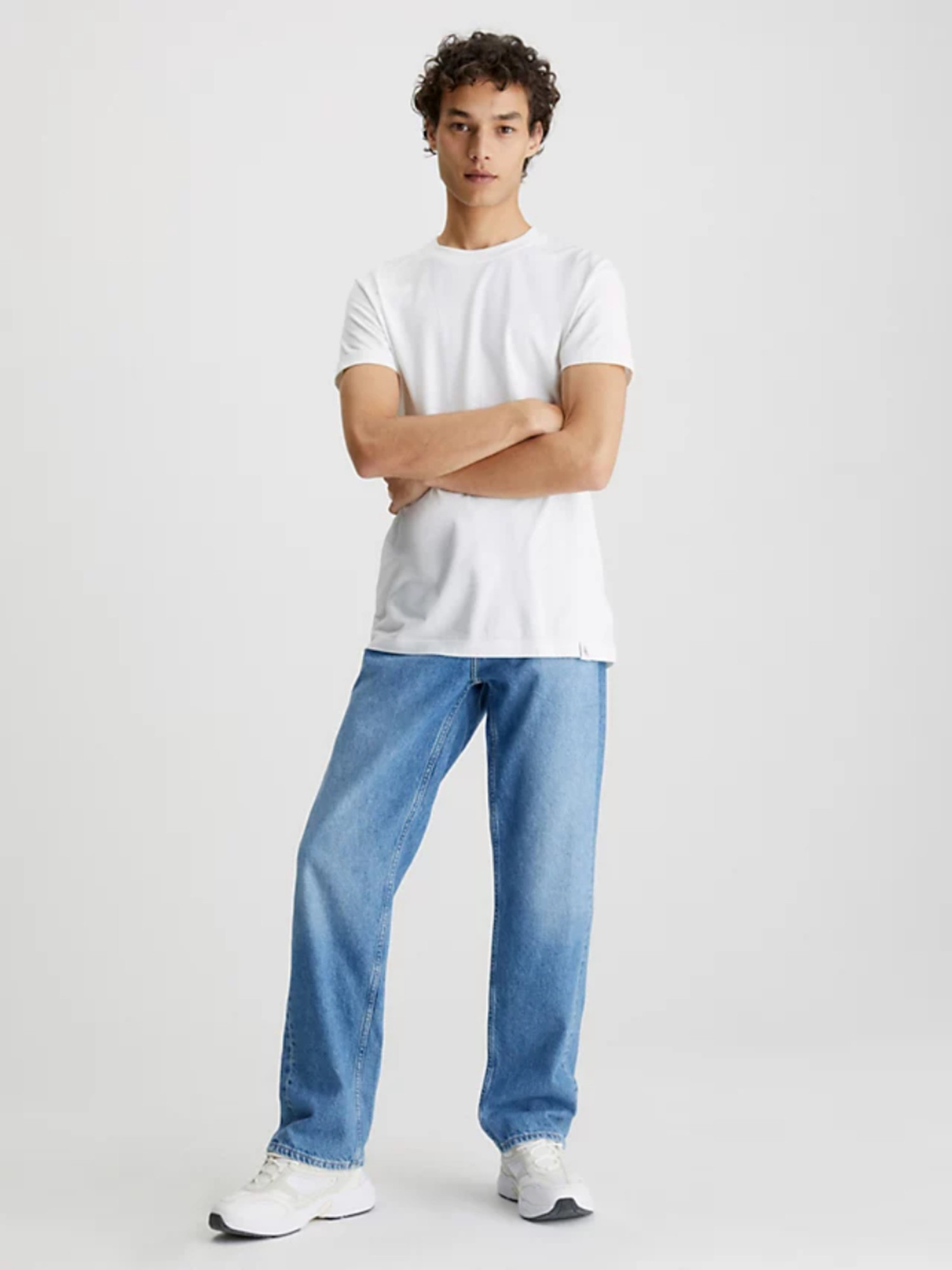 detail Calvin Klein pánske biele tričko LOGO TAB