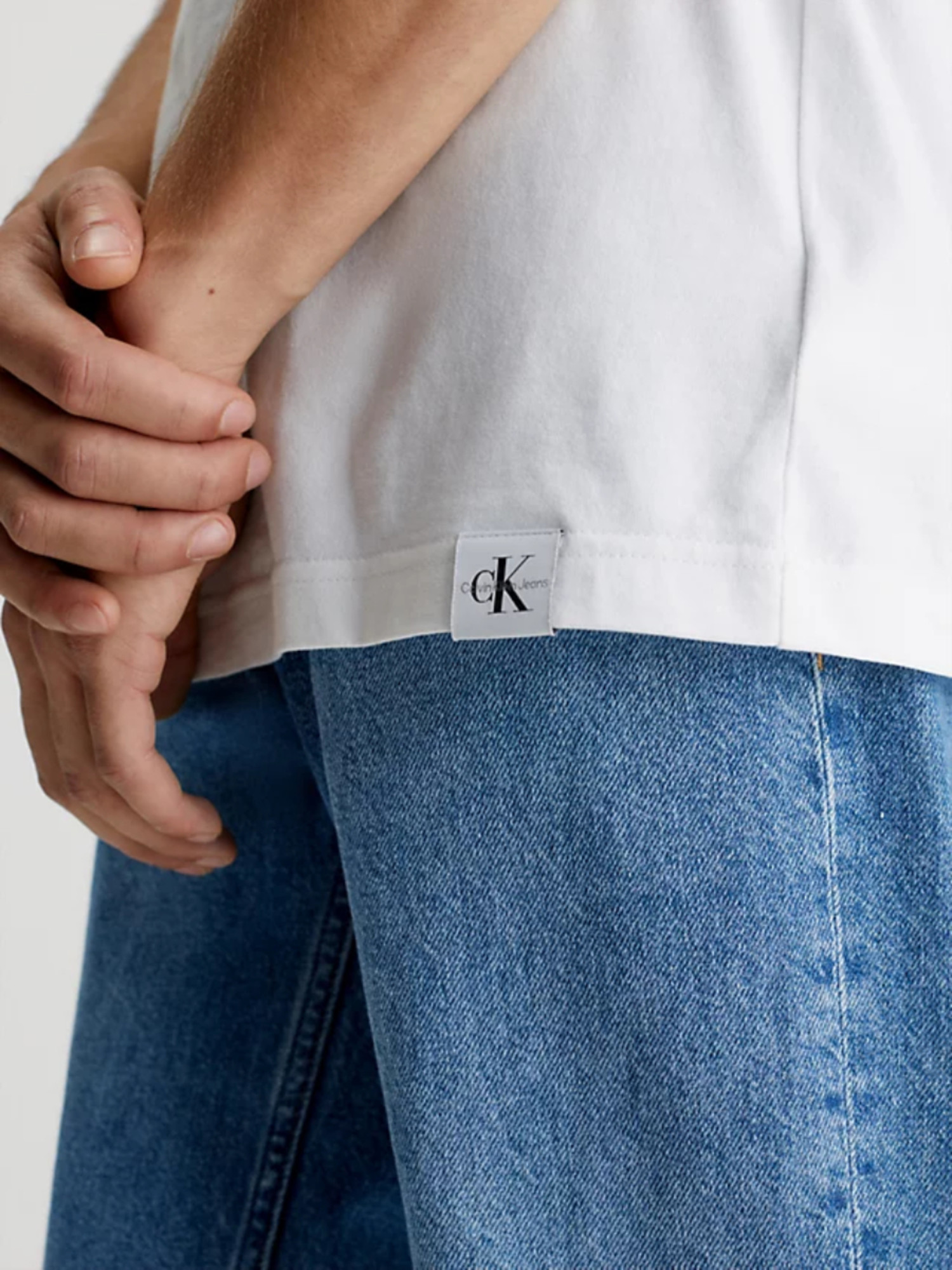 detail Calvin Klein pánske biele tričko LOGO TAB