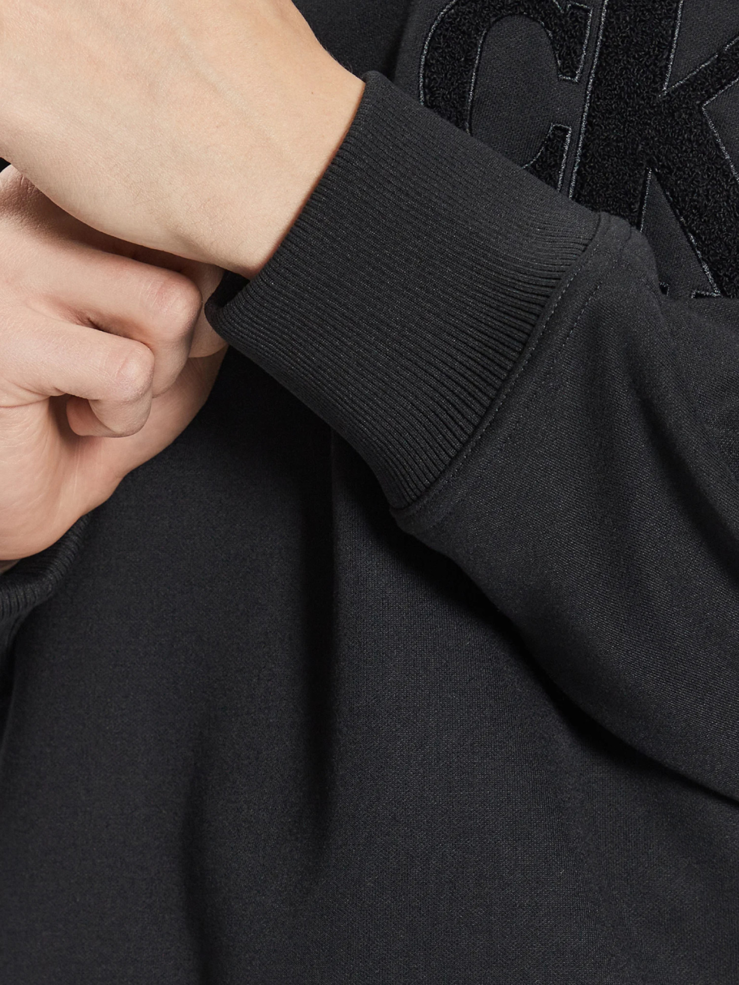 detail Calvin Klein pánska fialová mikina