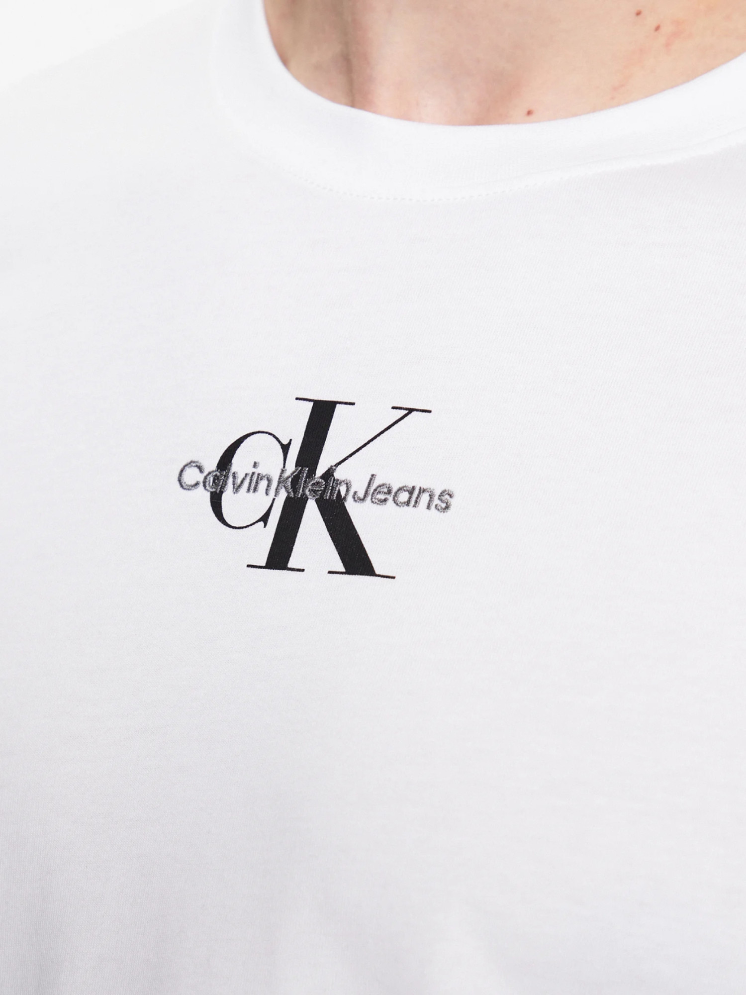 detail Calvin Klein pánské bílé tričko
