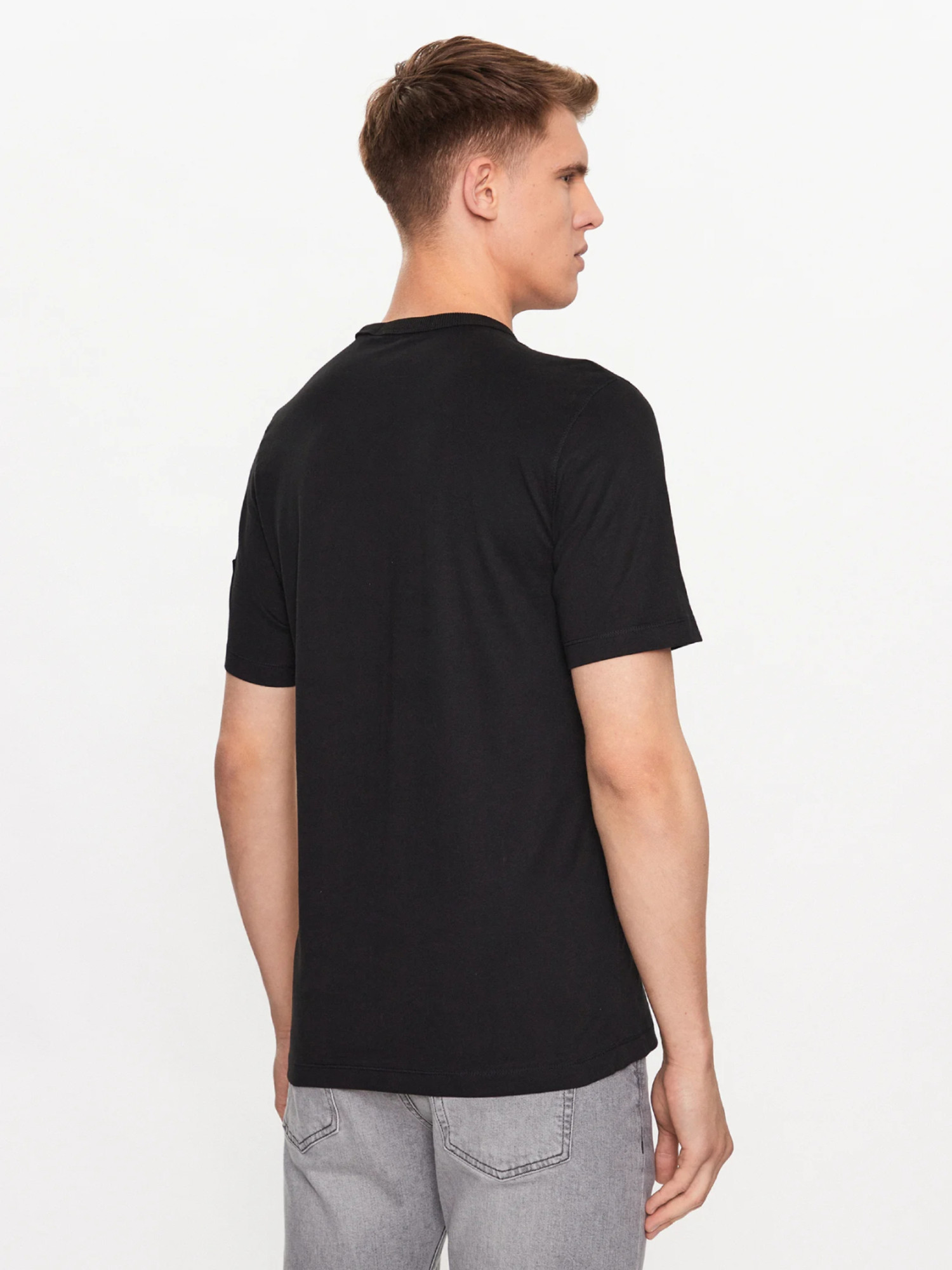 detail Calvin Klein pánske čierne tričko
