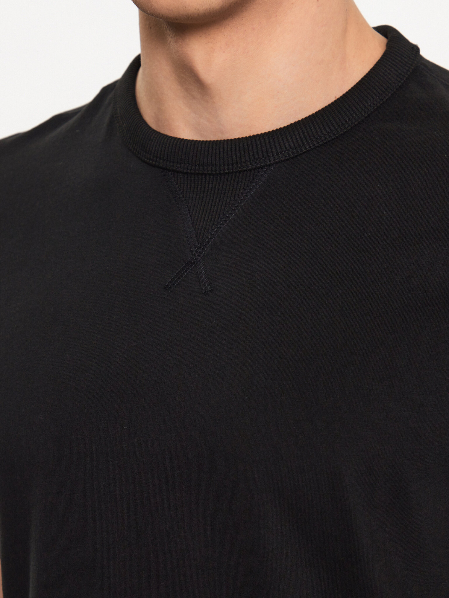 detail Calvin Klein pánske čierne tričko