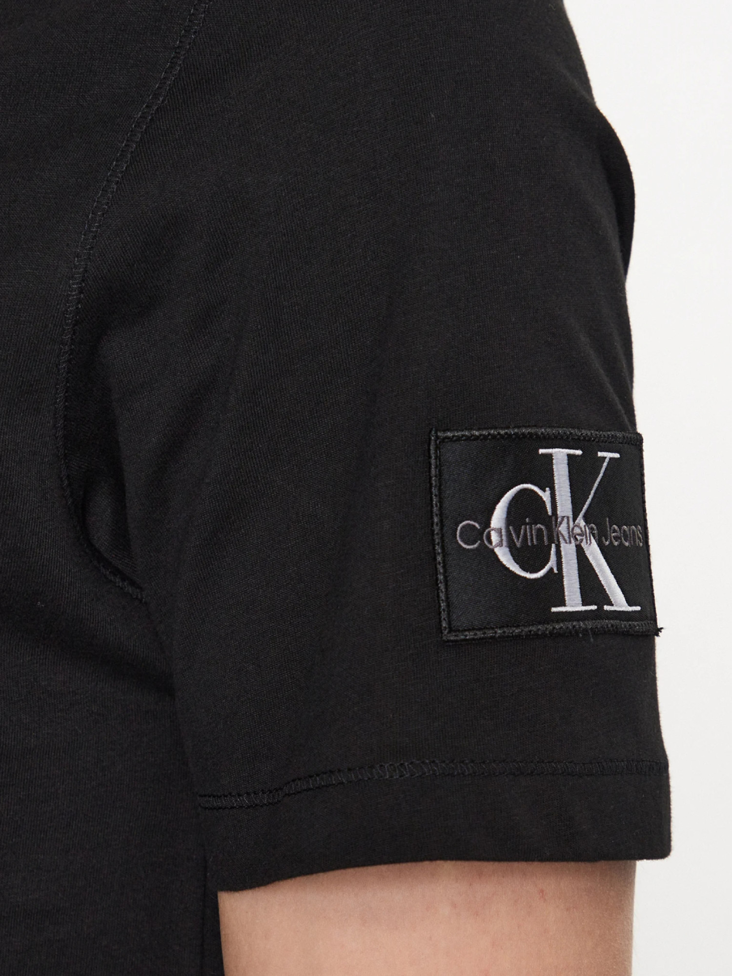detail Calvin Klein pánske čierne tričko
