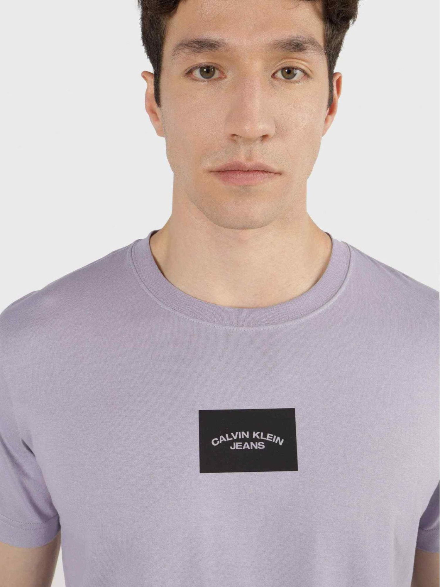 detail Calvin Klein pánské fialové tričko