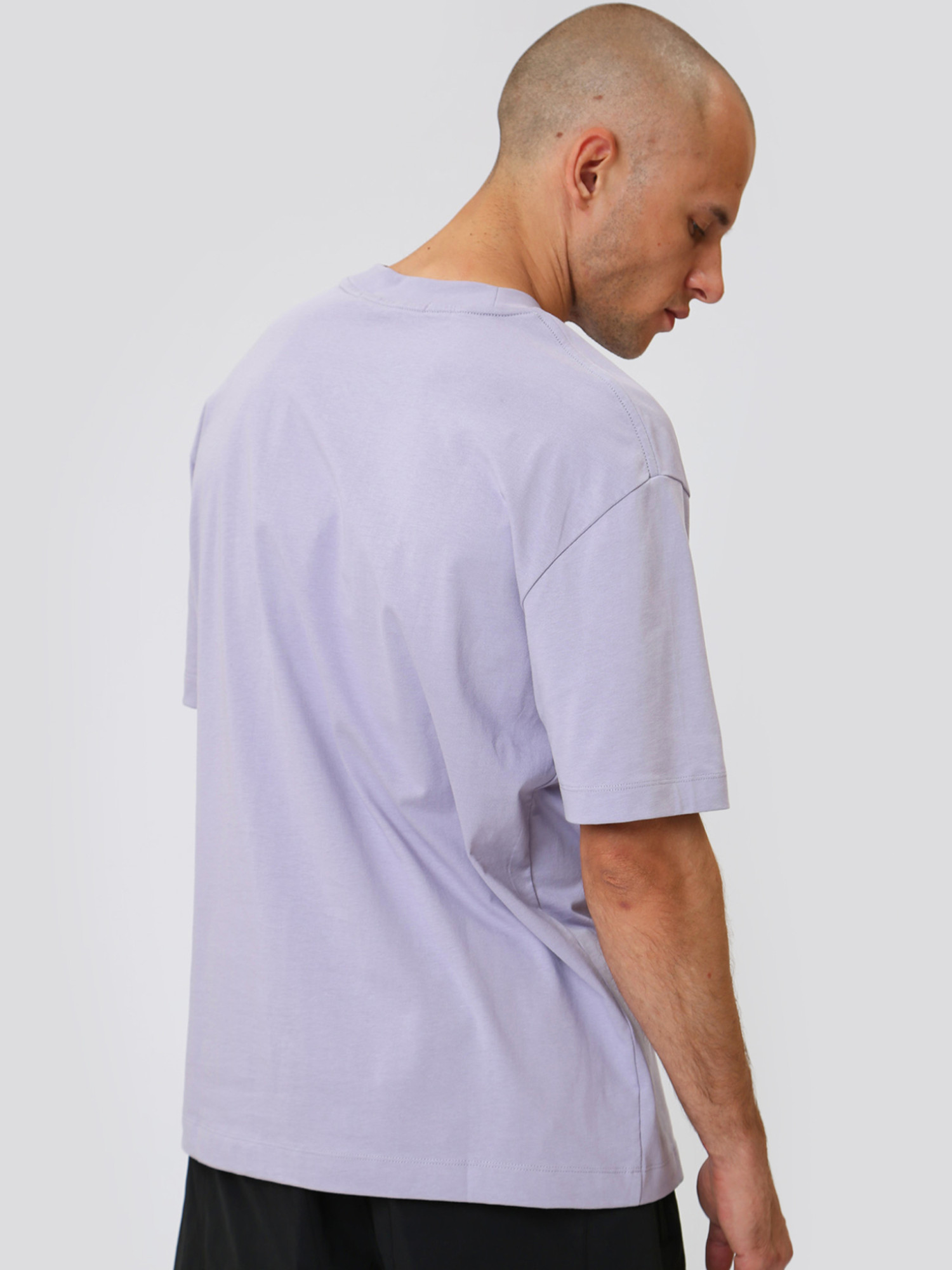 detail Calvin Klein pánske fialové tričko