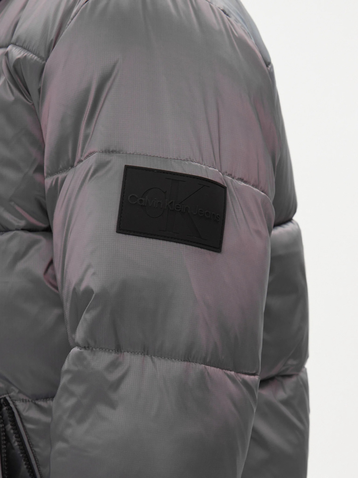 detail Calvin Klein pánska fialová bunda