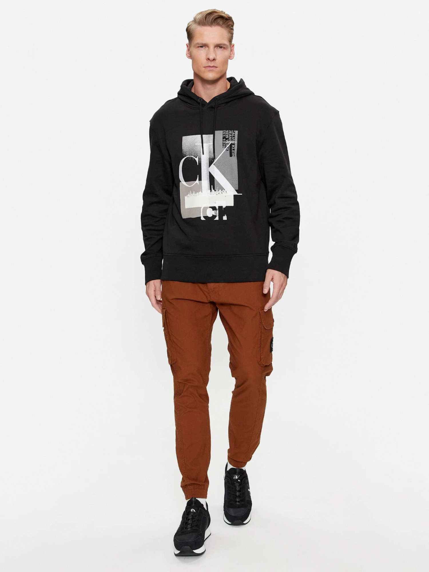 detail Calvin Klein pánska čierna mikina