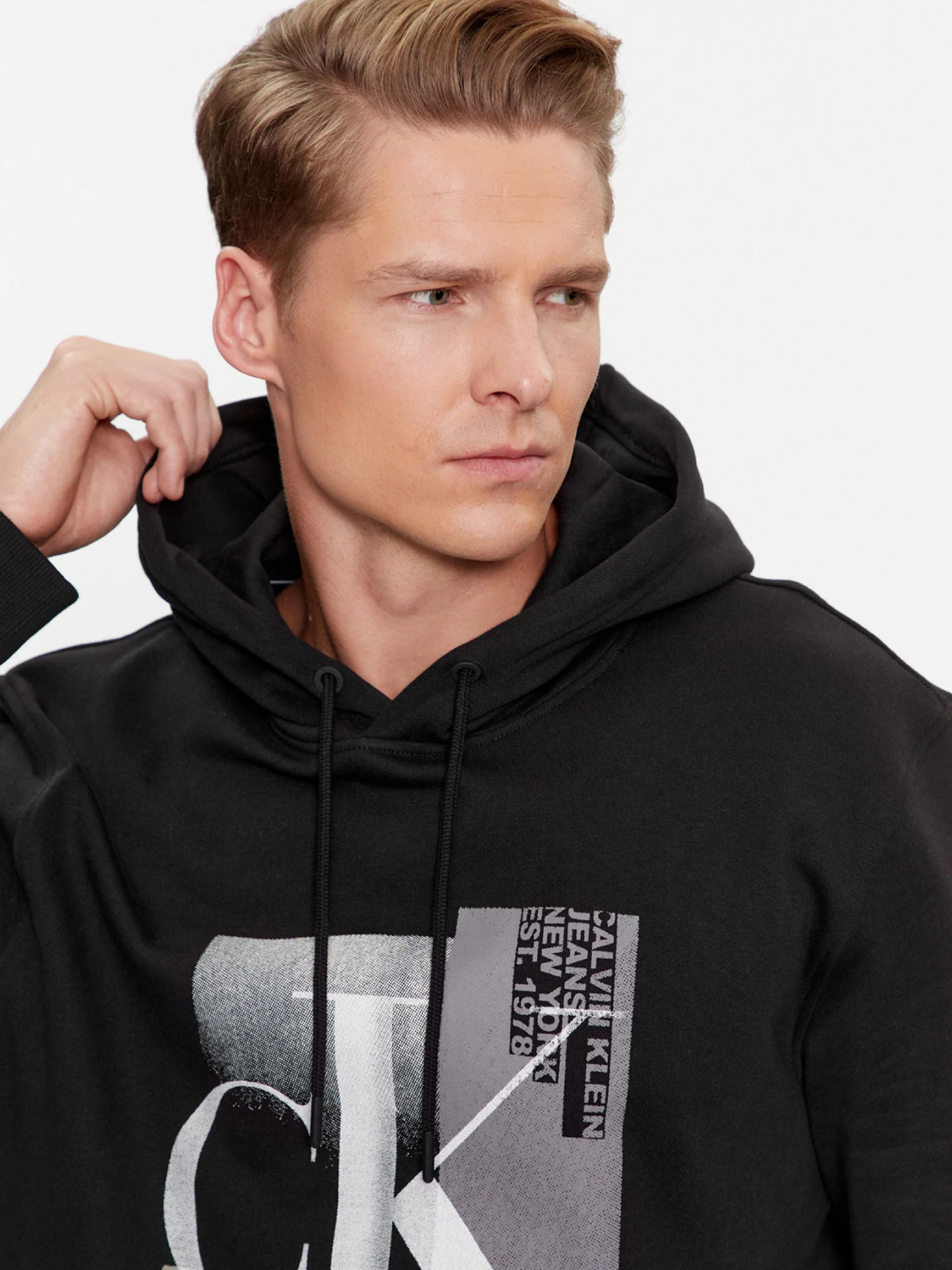 detail Calvin Klein pánska čierna mikina