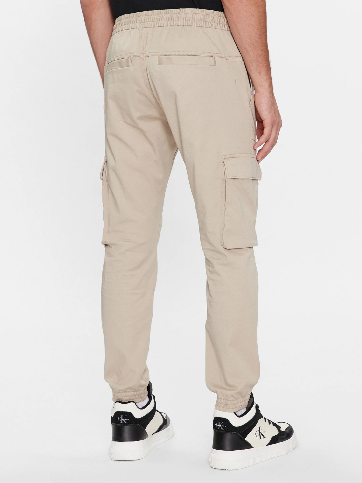detail Calvin Klein pánske béžové cargo nohavice