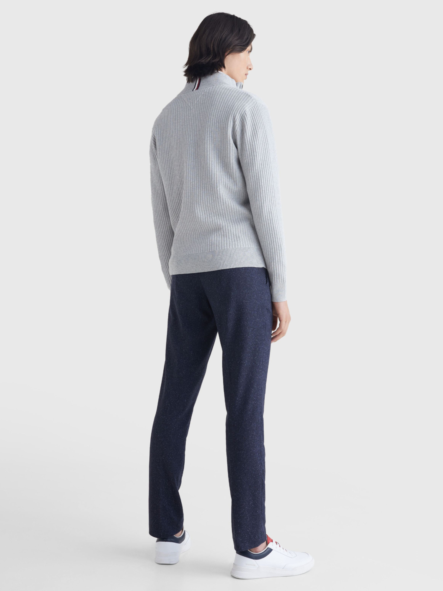 detail Tommy Hilfiger pánsky šedý sveter