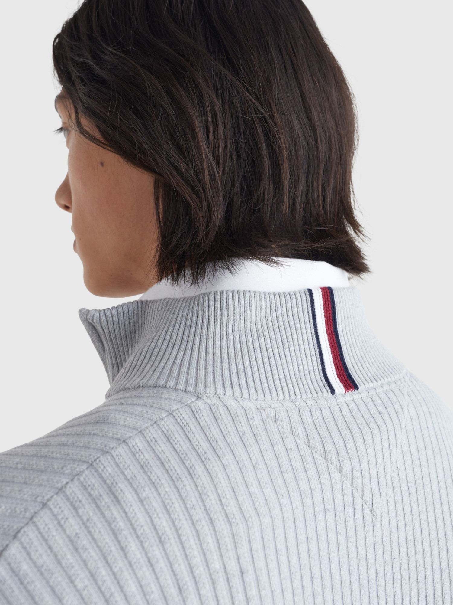 detail Tommy Hilfiger pánsky šedý sveter