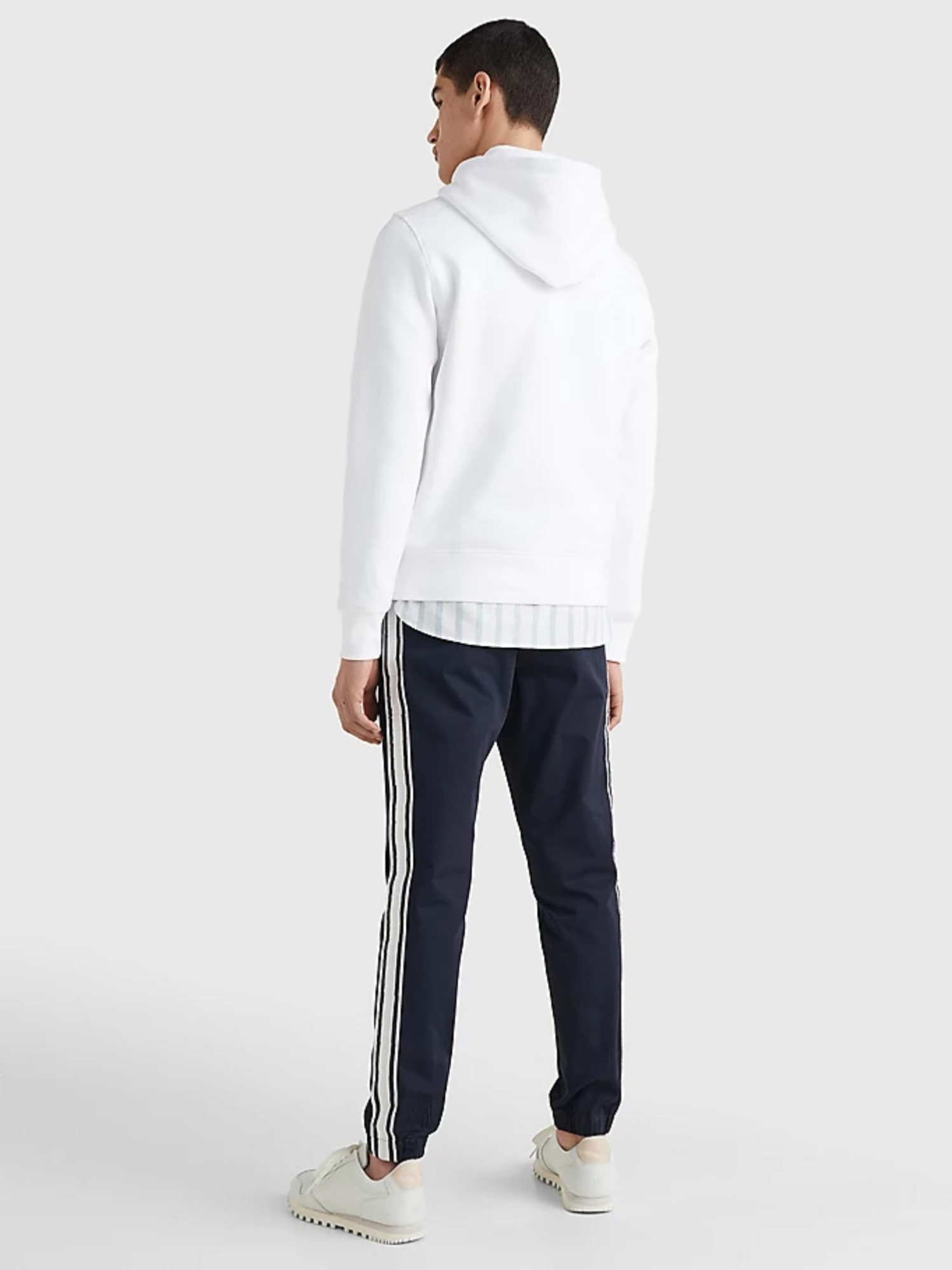 detail Tommy Hilfiger pánska biela mikina Flag