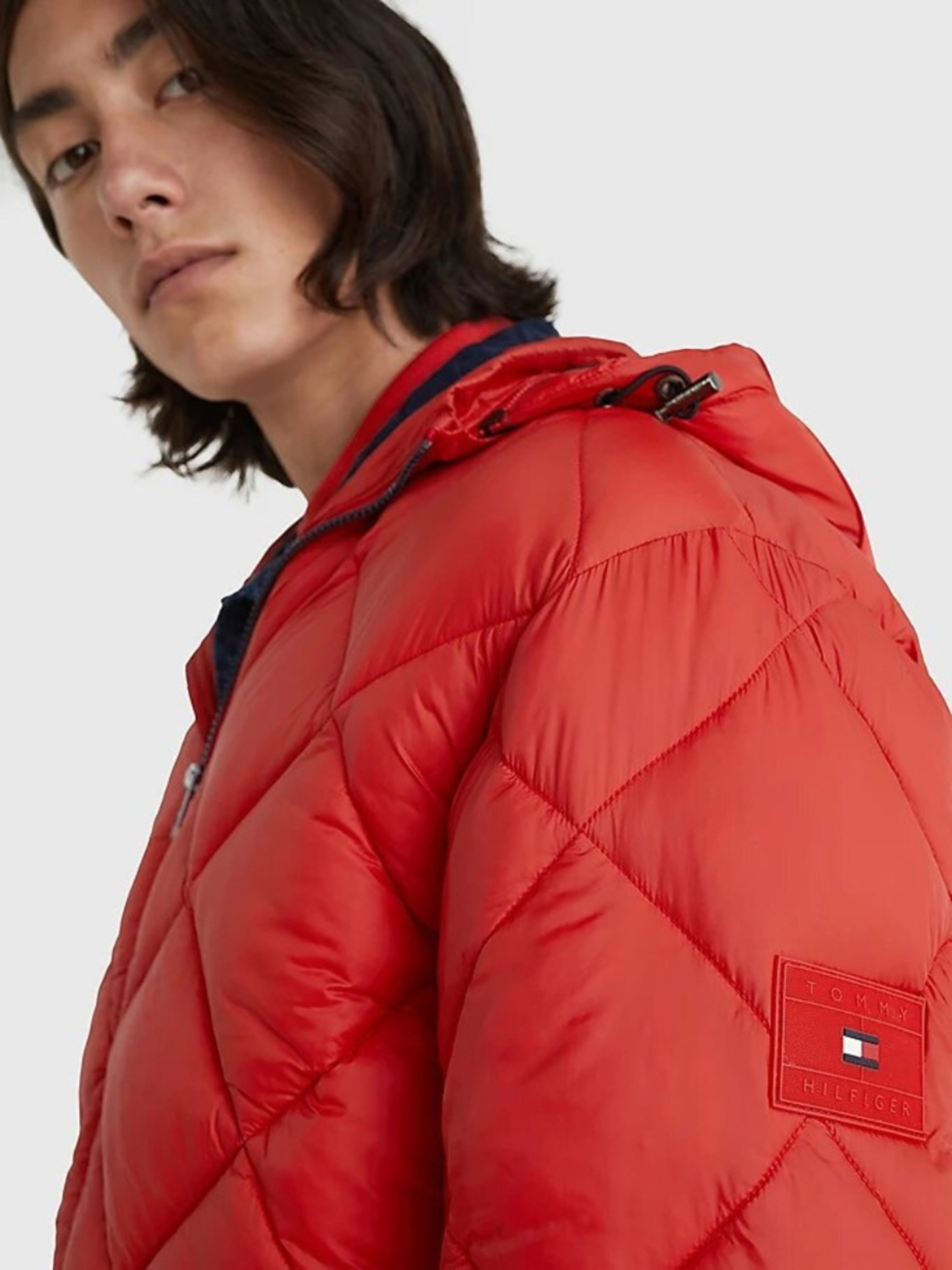 detail Tommy Hilfiger pánska červená bunda