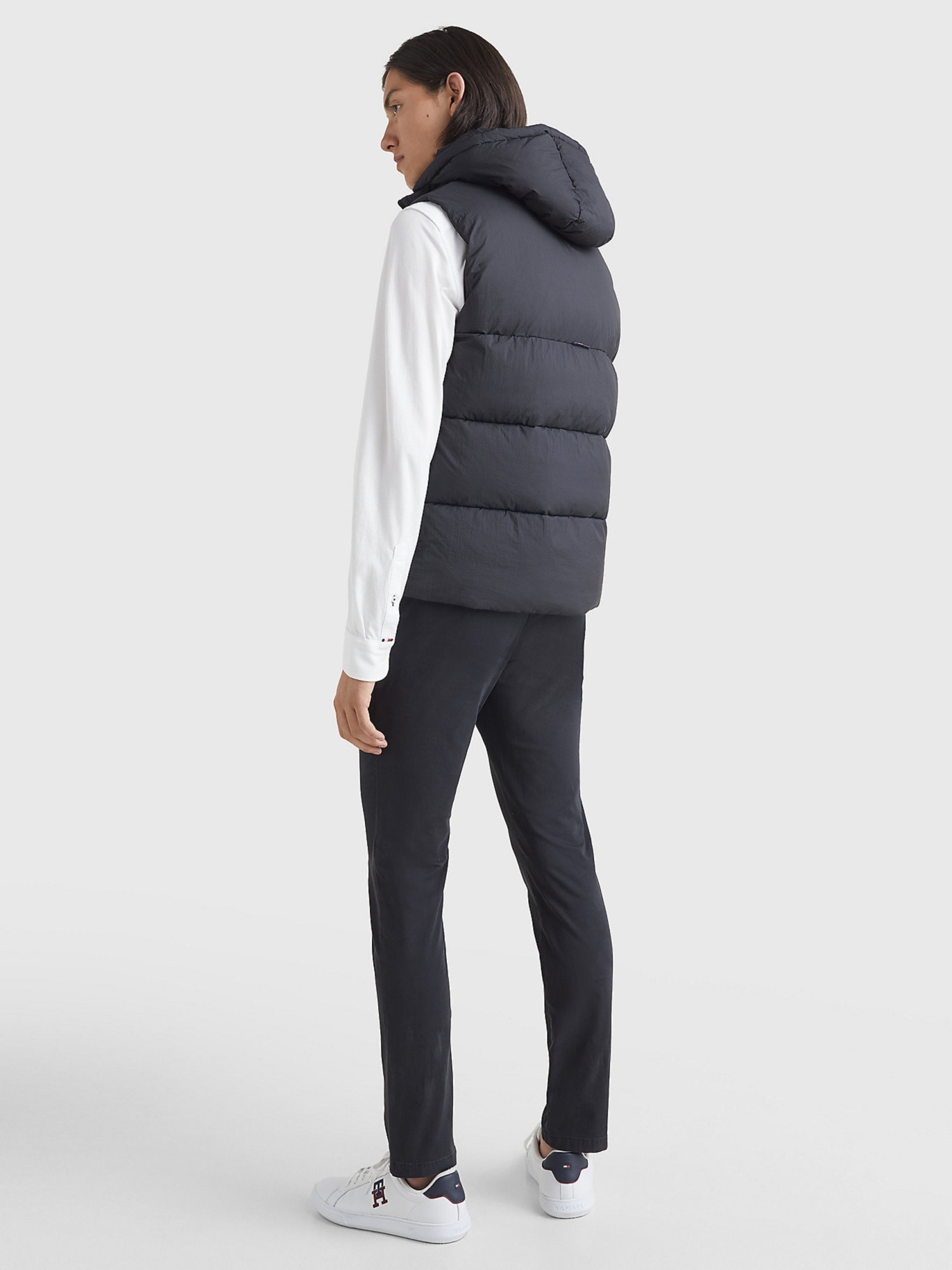detail Tommy Hilfiger pánska čierna vesta