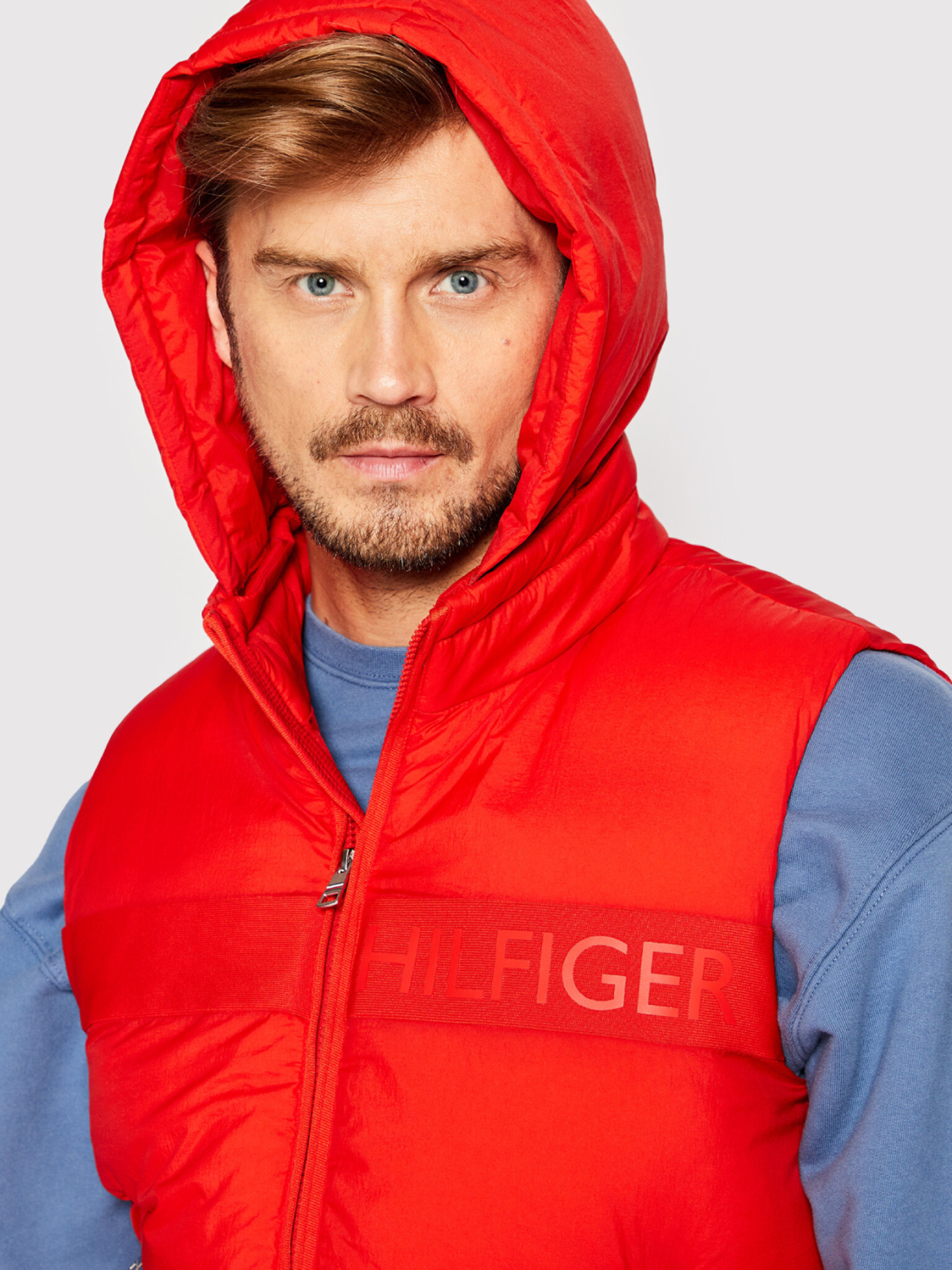 detail Tommy Hilfiger pánska červená vesta