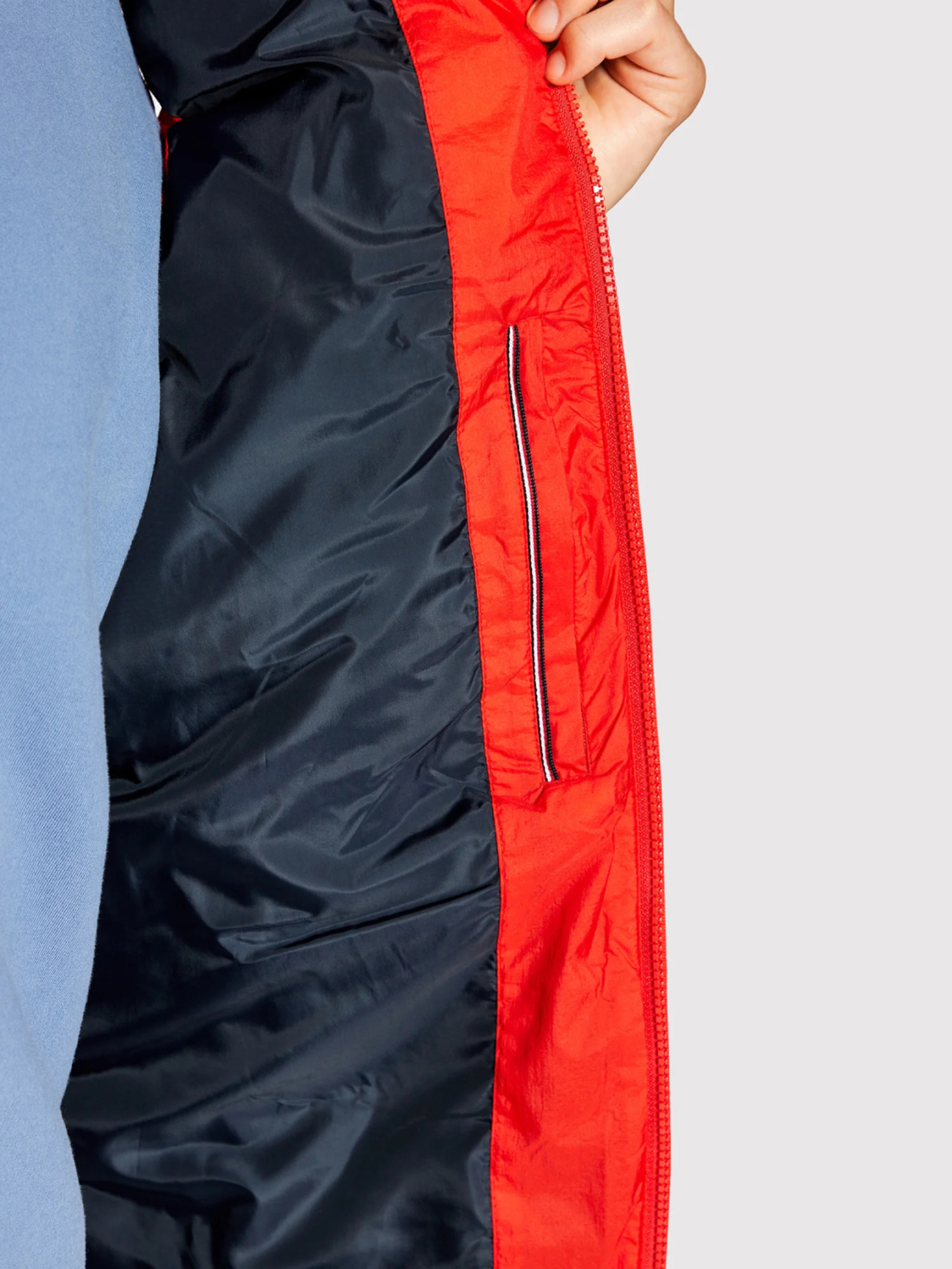 detail Tommy Hilfiger pánska červená vesta