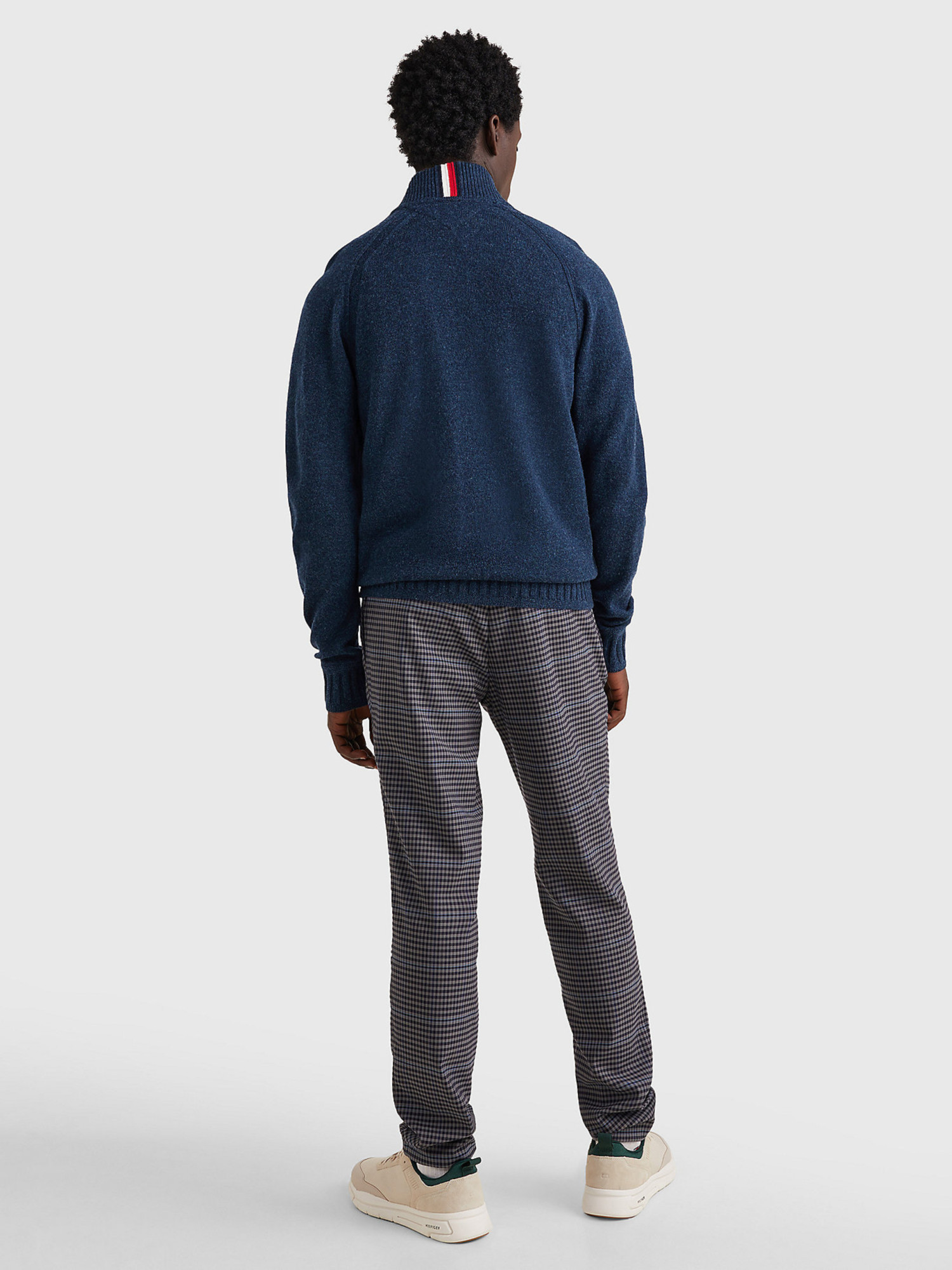 detail Tommy Hilfiger pánsky modrý sveter
