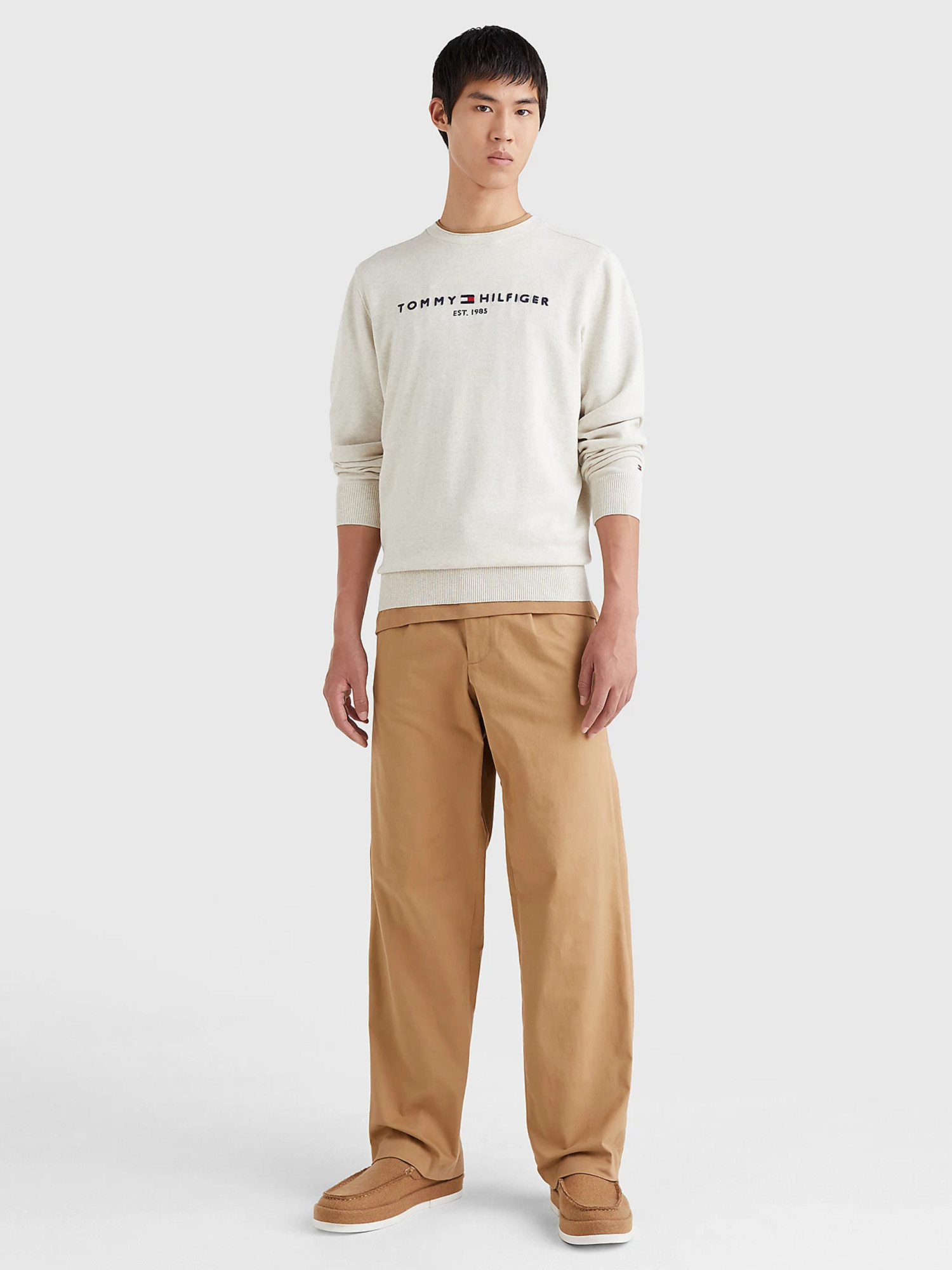 detail Tommy Hilfiger pánsky béžový sveter
