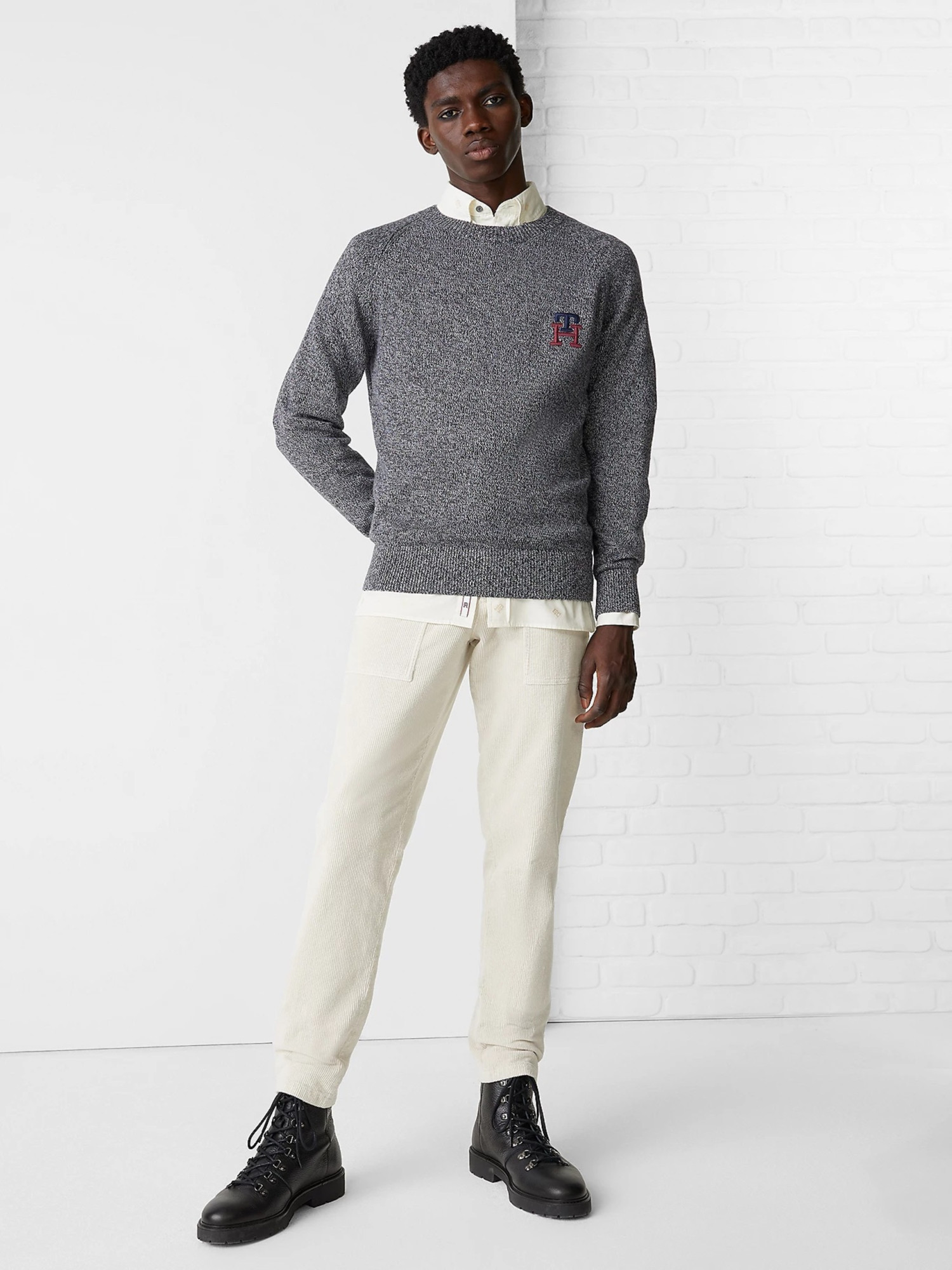 detail Tommy Hilfiger pánsky tmavošedý sveter TH Monogram