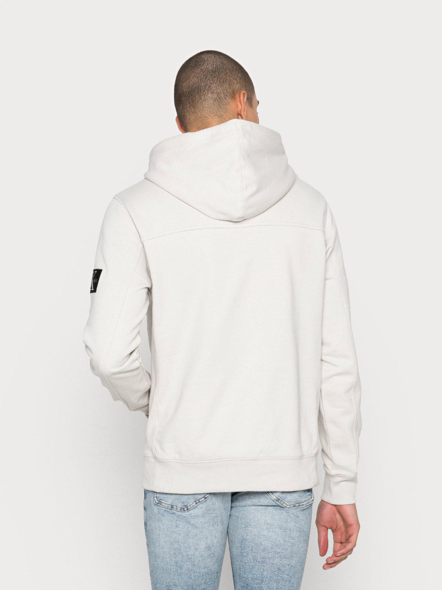 detail Calvin Klein pánska šedá mikina