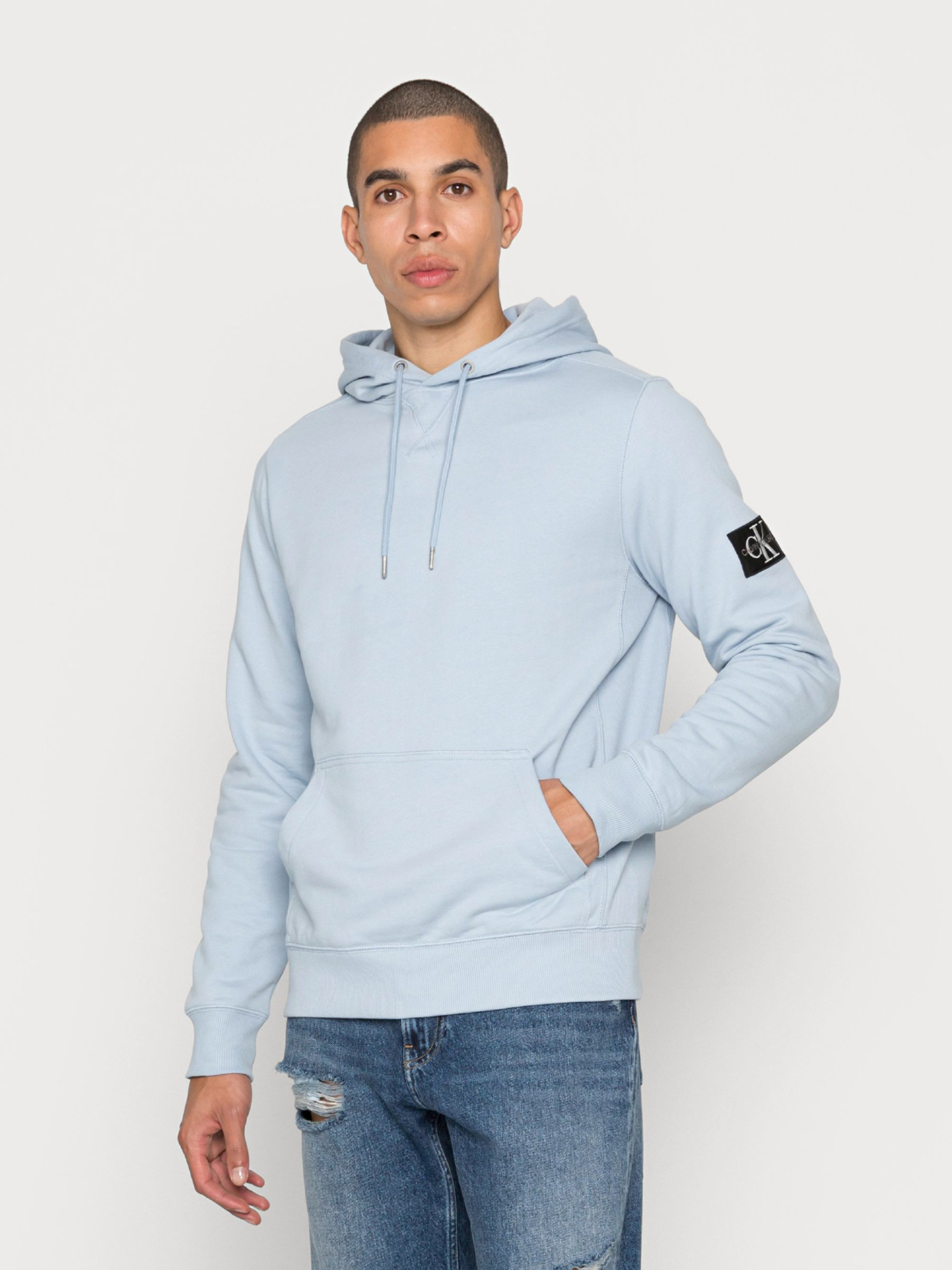 detail Calvin Klein pánska modrá mikina
