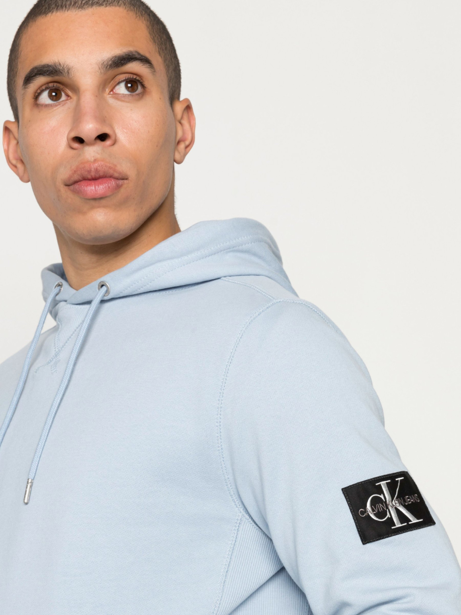 detail Calvin Klein pánska modrá mikina