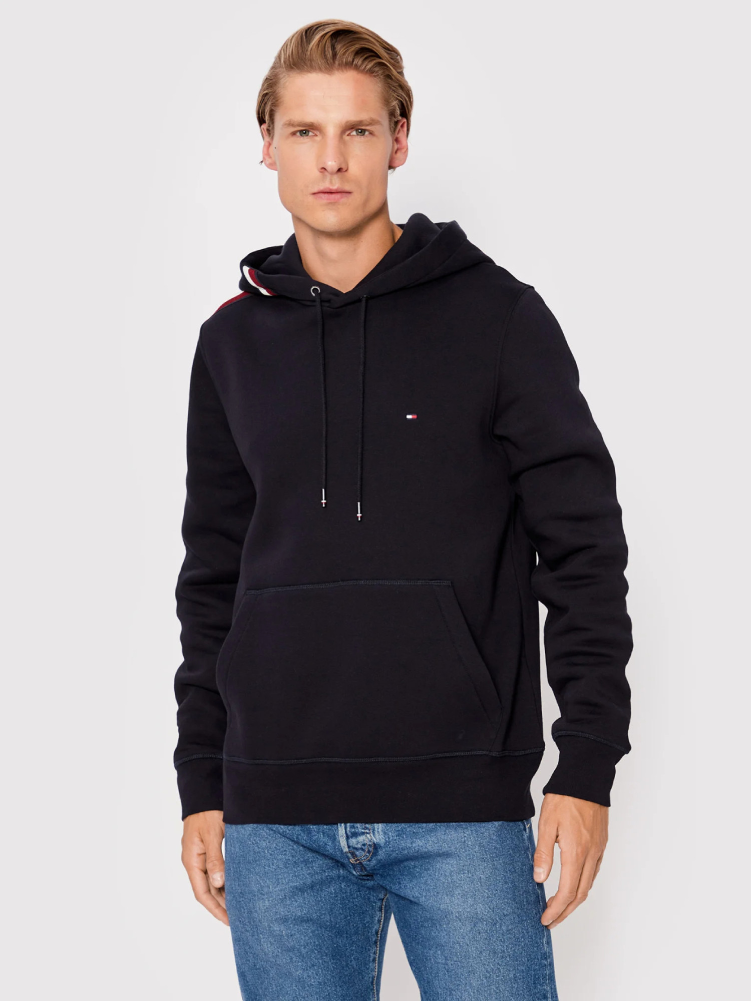 detail Tommy Hilfiger pánska tmavomodrá mikina