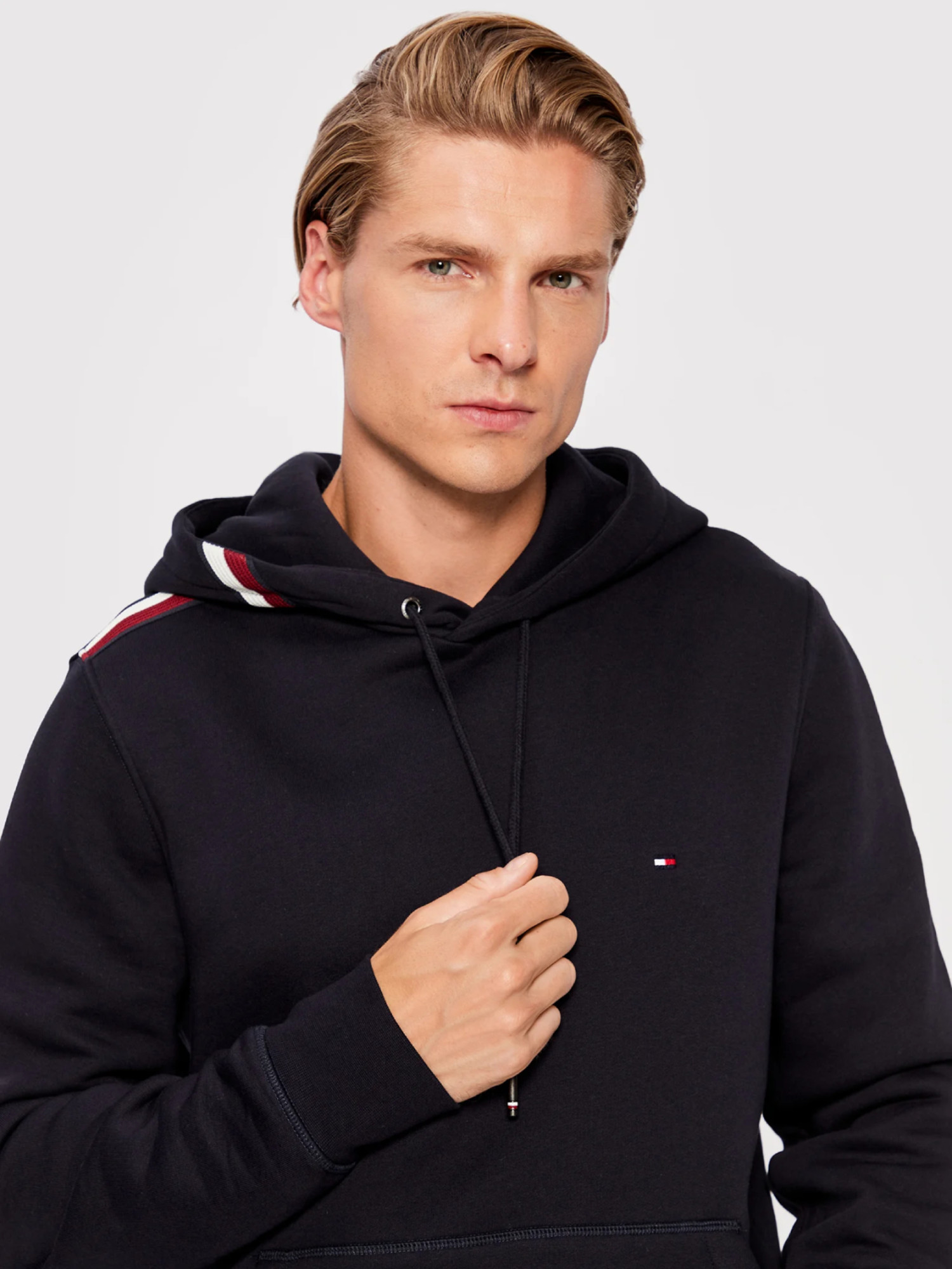 detail Tommy Hilfiger pánska tmavomodrá mikina