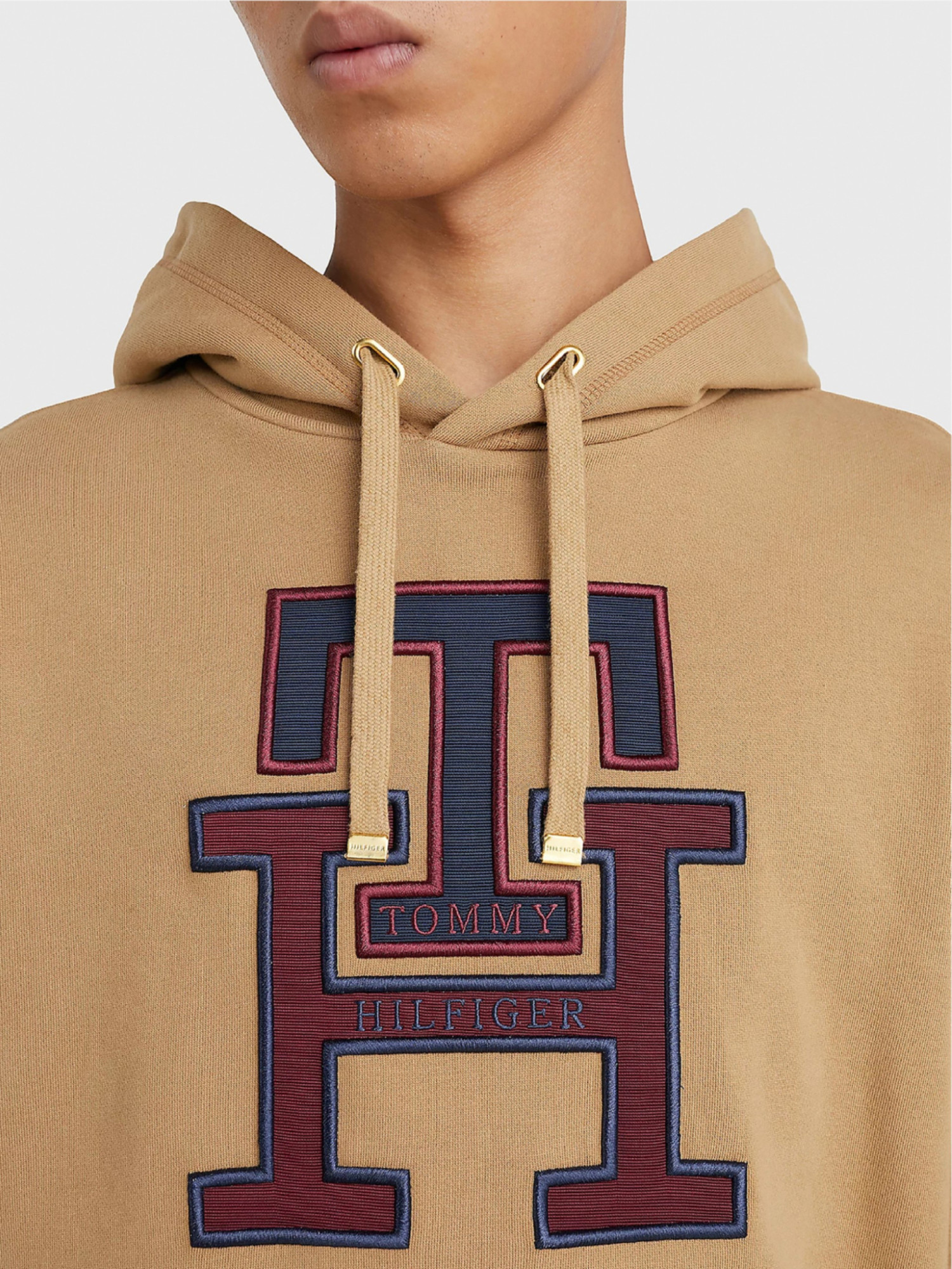 detail Tommy Hilfiger pánska hnedá mikina