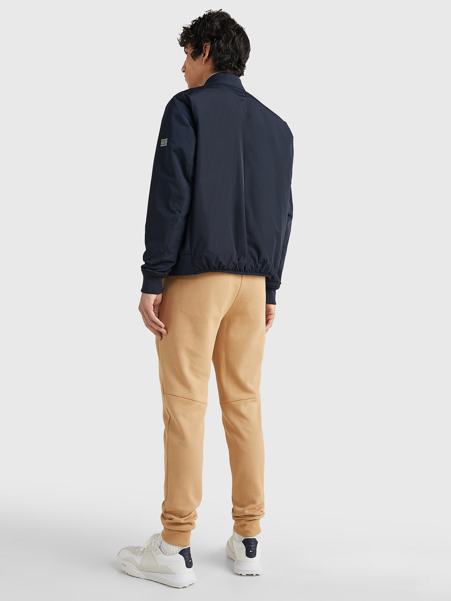 detail Tommy Hilfiger pánska tmavomodrá bunda
