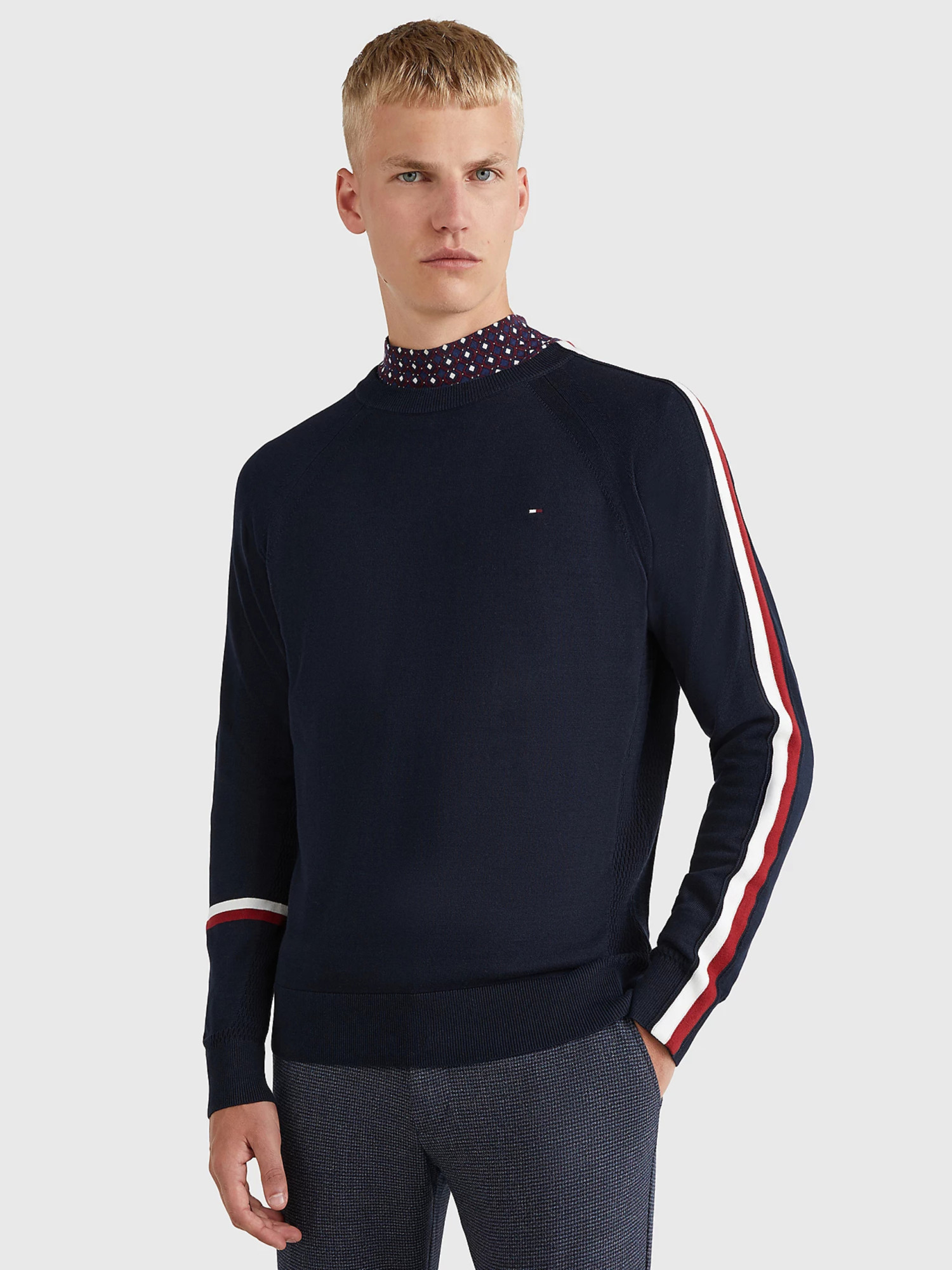 detail Tommy Hilfiger pánsky tmavomodrý sveter Global stripe