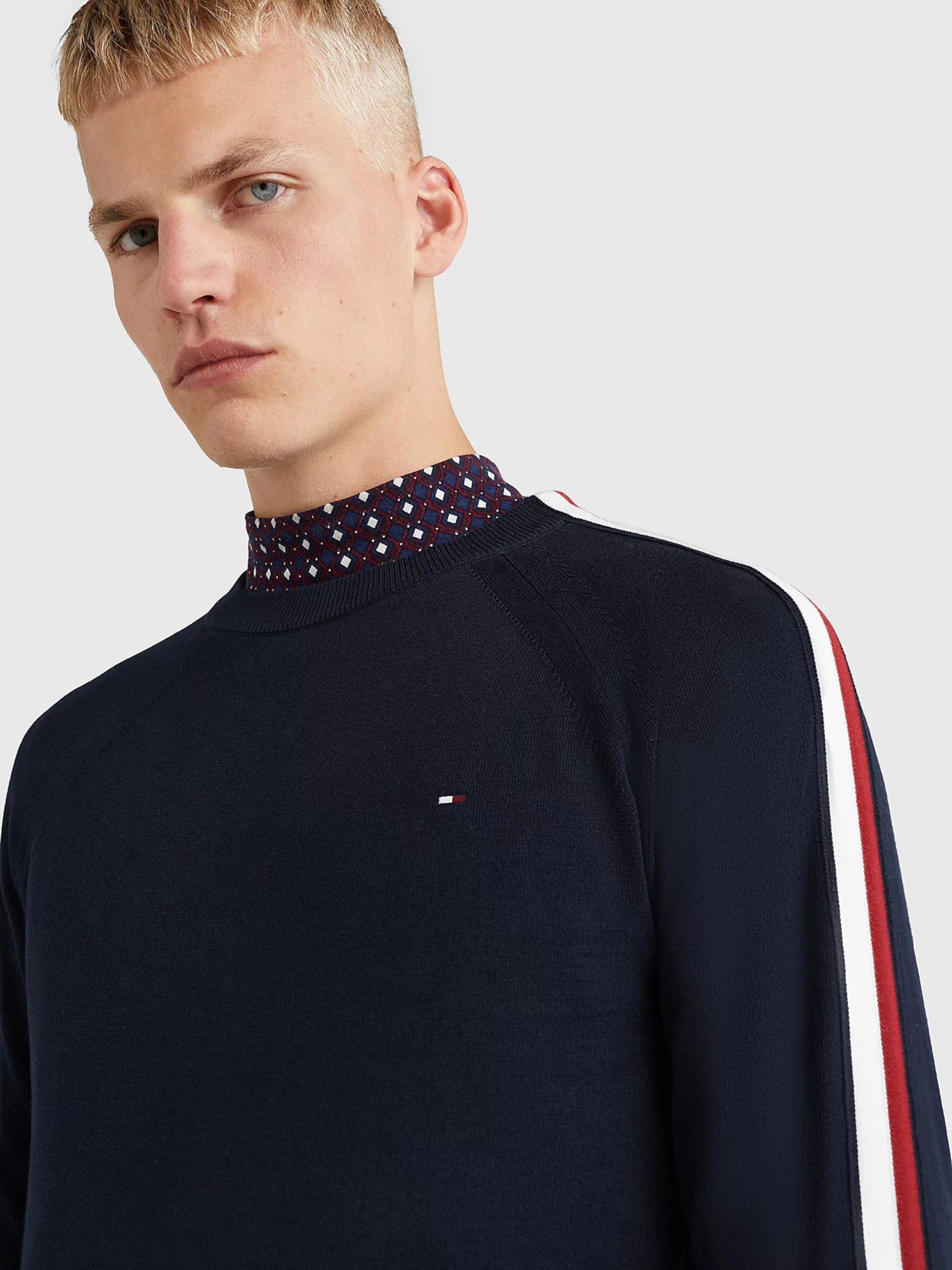 detail Tommy Hilfiger pánsky tmavomodrý sveter Global stripe