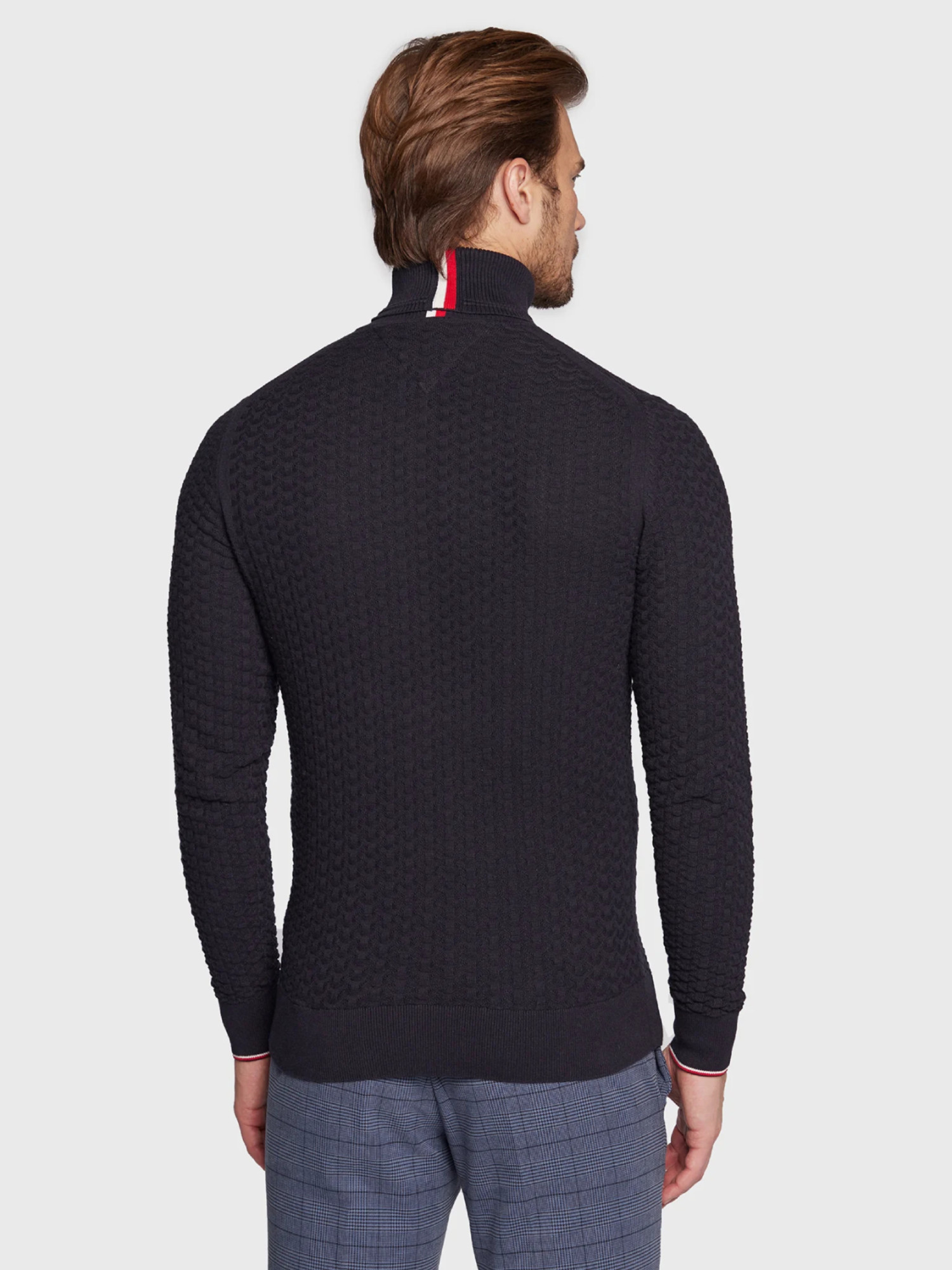 detail Tommy Hilfiger pánsky tmavomodrý rolák
