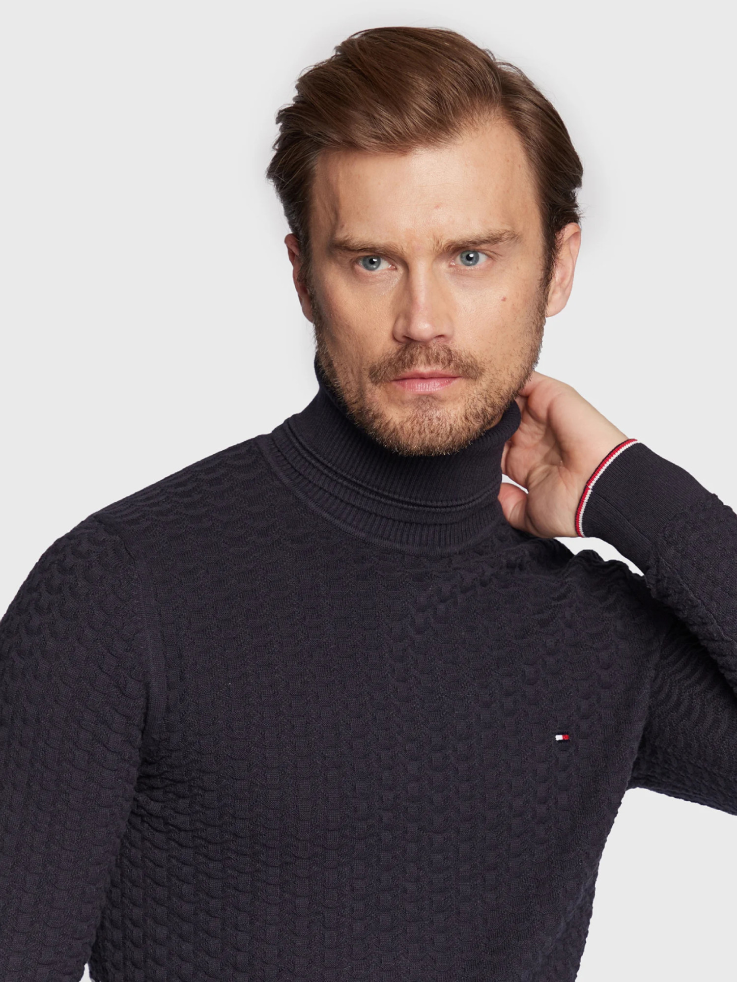 detail Tommy Hilfiger pánsky tmavomodrý rolák