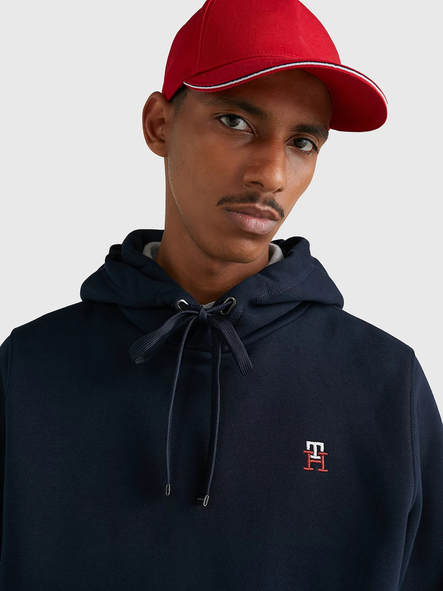 detail Tommy Hilfiger pánska tmavo modrá mikina