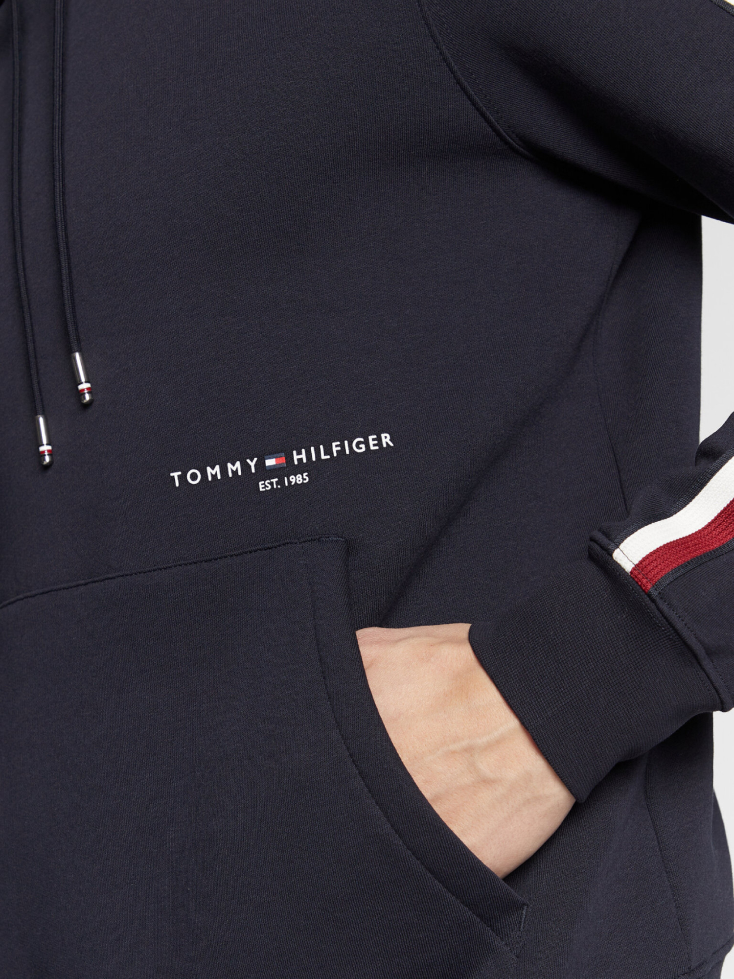 detail Tommy Hilfiger pánska tmavo modrá mikina
