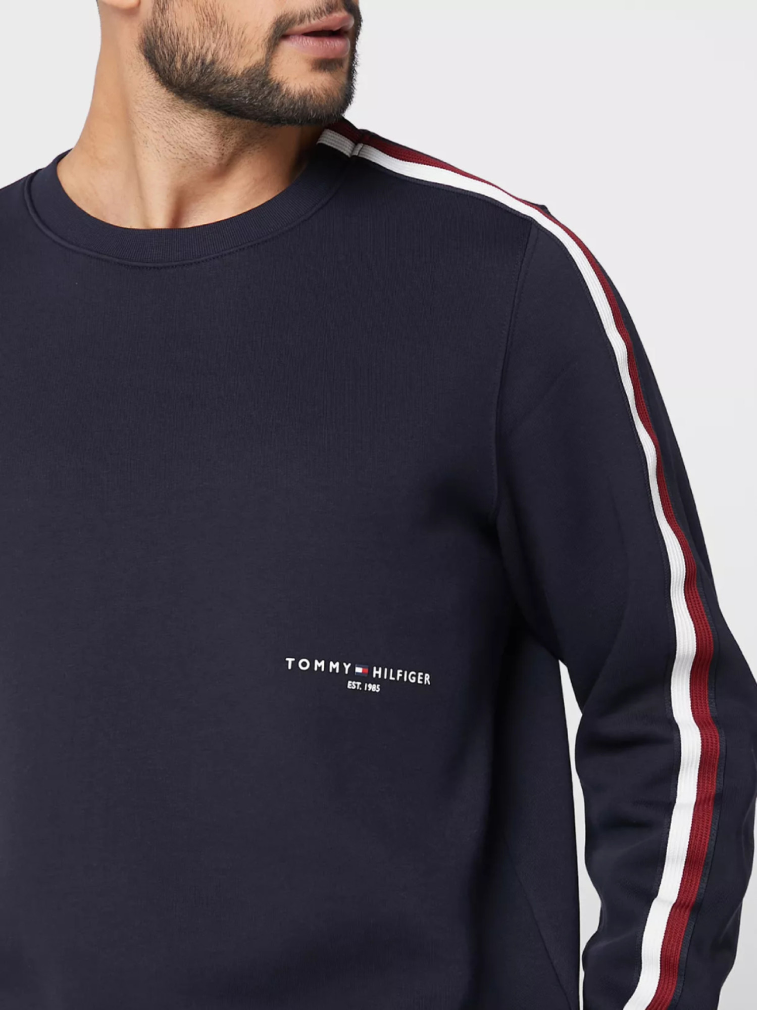 detail Tommy Hilfiger pánska tmavo modrá mikina