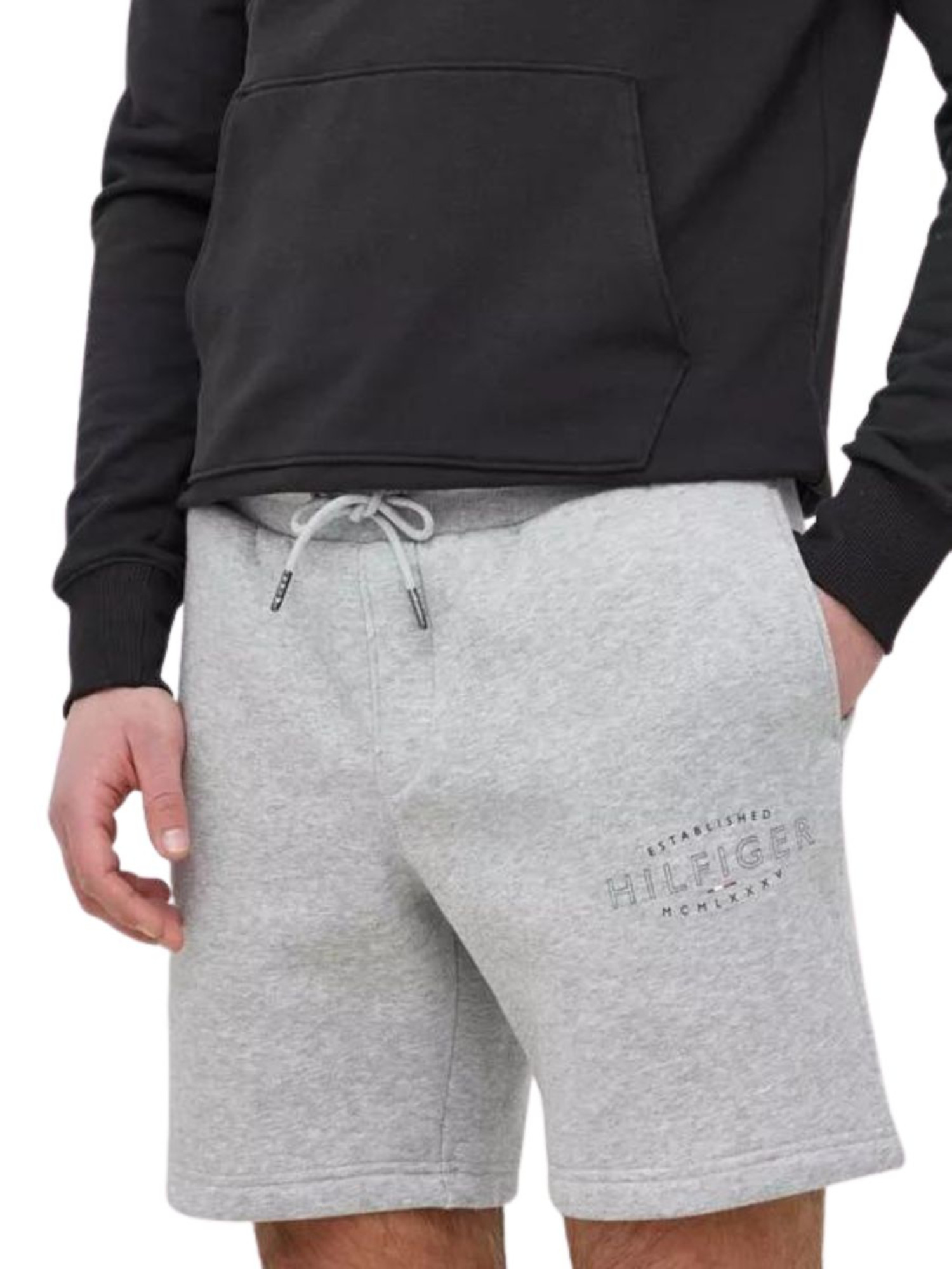detail Tommy Hilfiger pánske šedé šortky