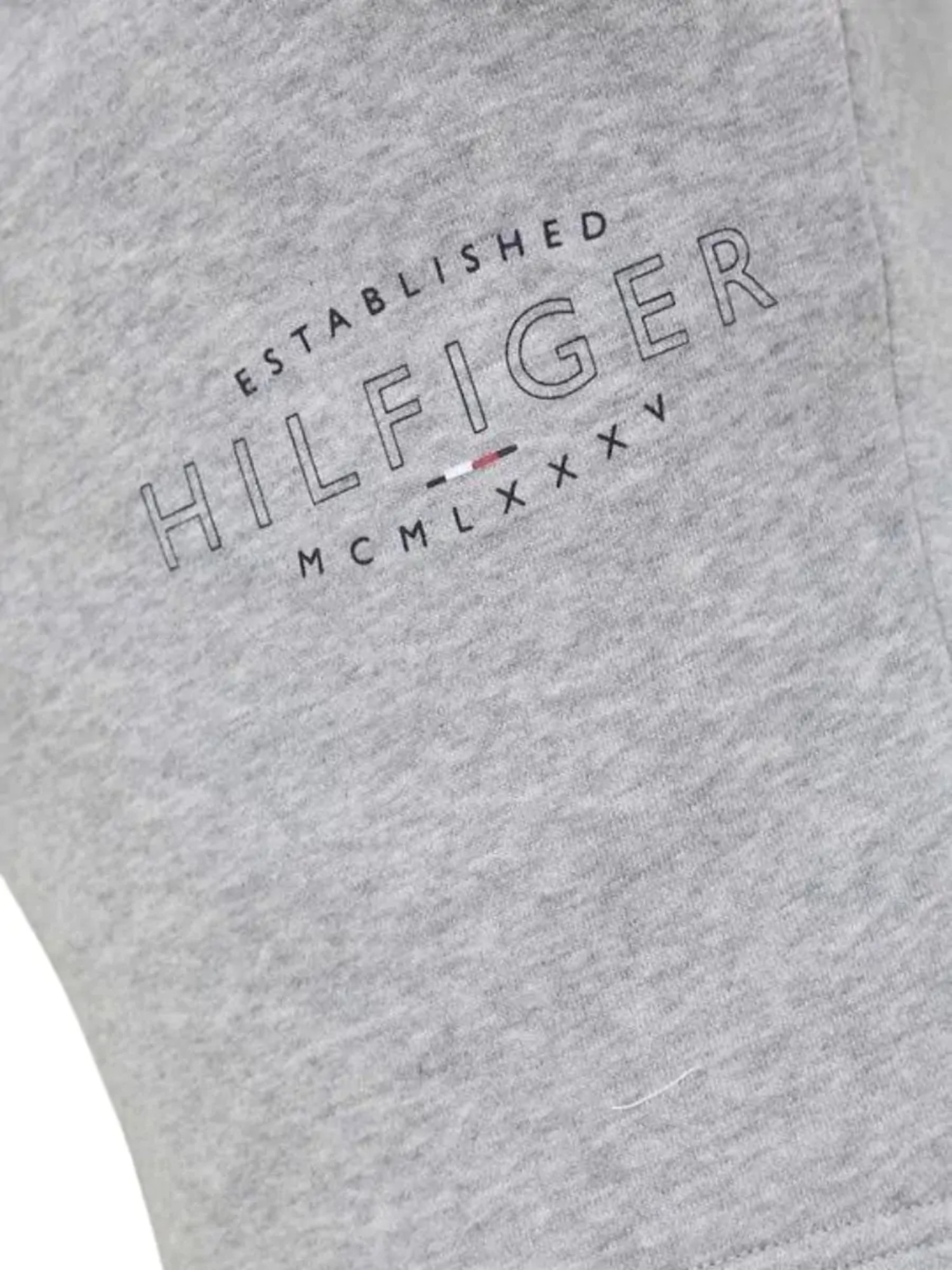 detail Tommy Hilfiger pánske šedé šortky