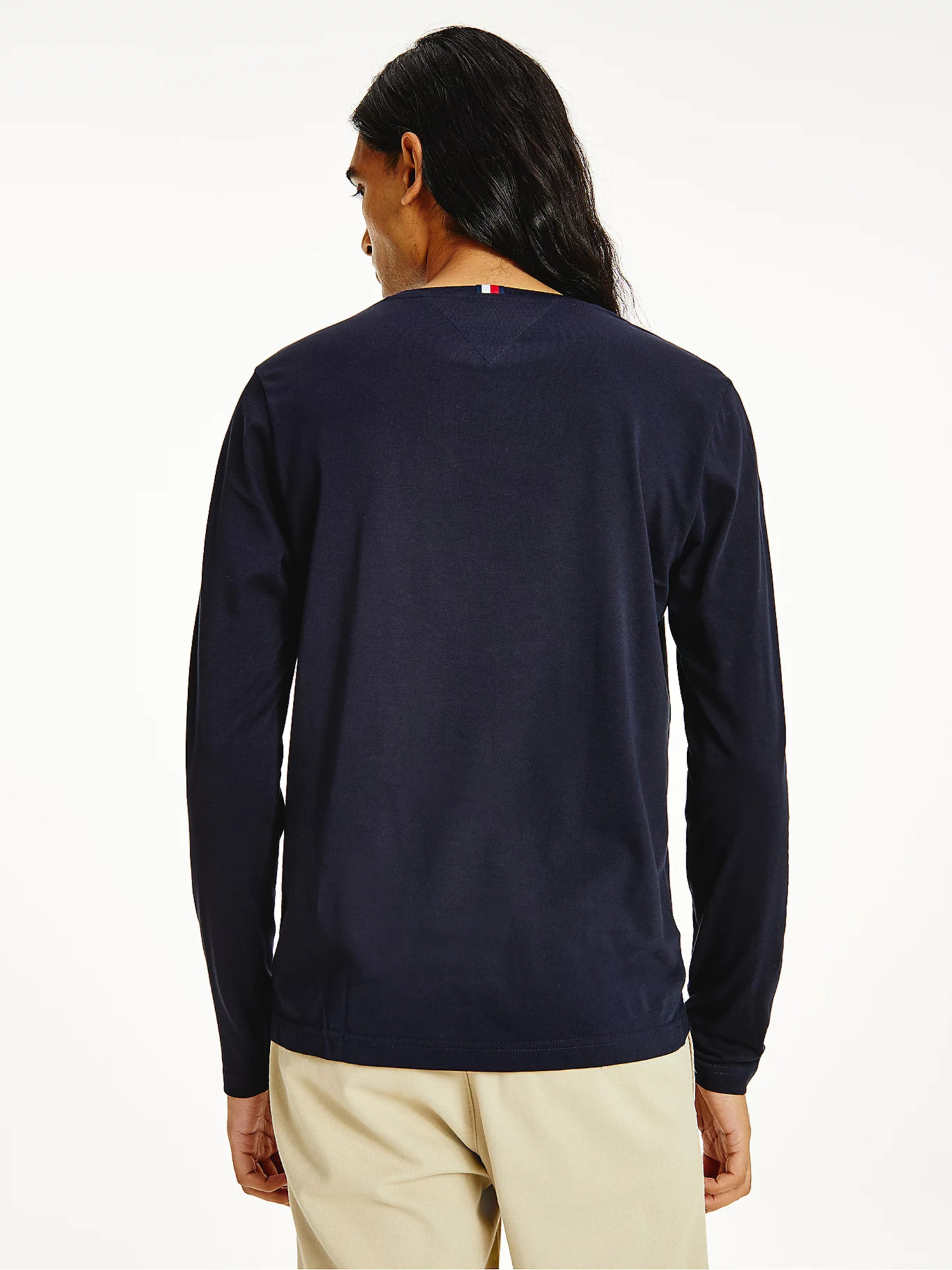 detail Tommy Hilfiger pánske tmavo modré tričko s dlhým rukávom