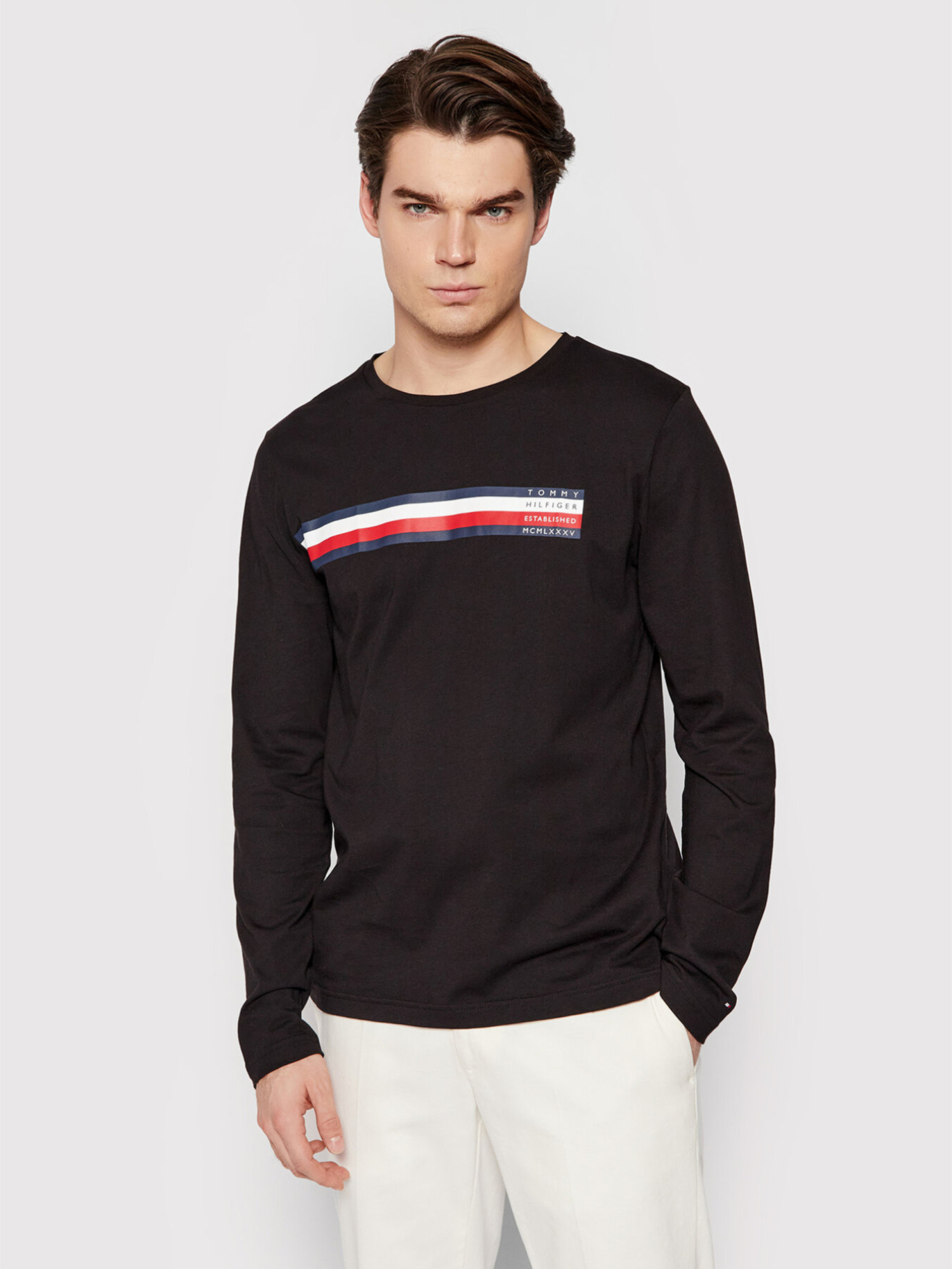 detail Tommy Hilfiger pánske čierne tričko s dlhým rukávom