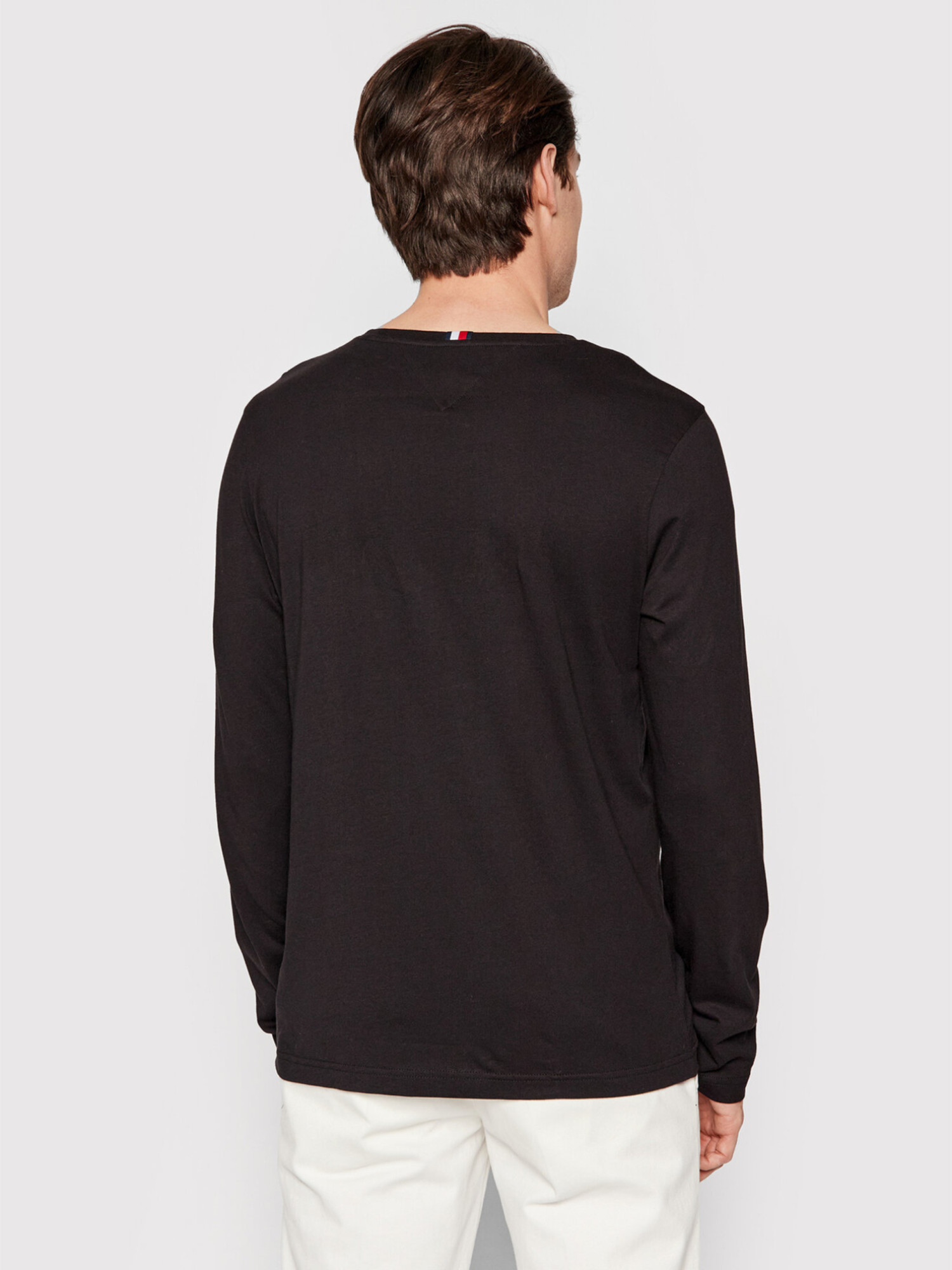 detail Tommy Hilfiger pánske čierne tričko s dlhým rukávom