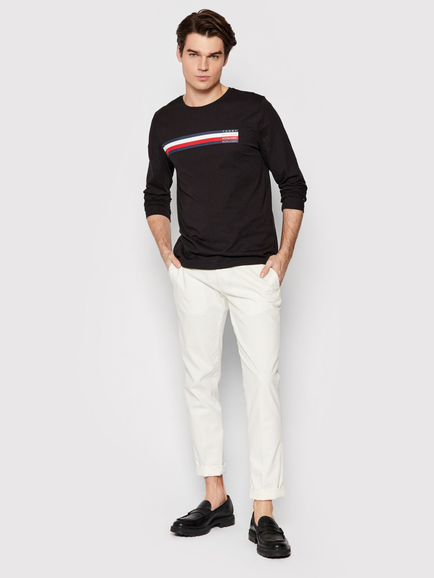 detail Tommy Hilfiger pánske čierne tričko s dlhým rukávom