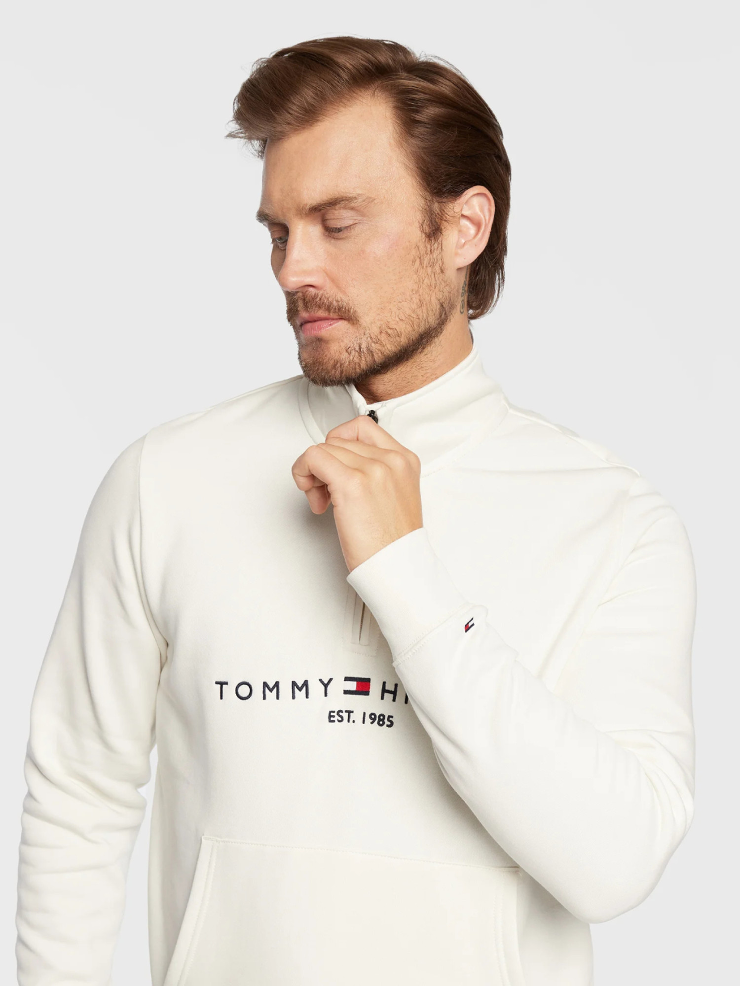 detail Tommy Hilfiger pánska krémová mikina