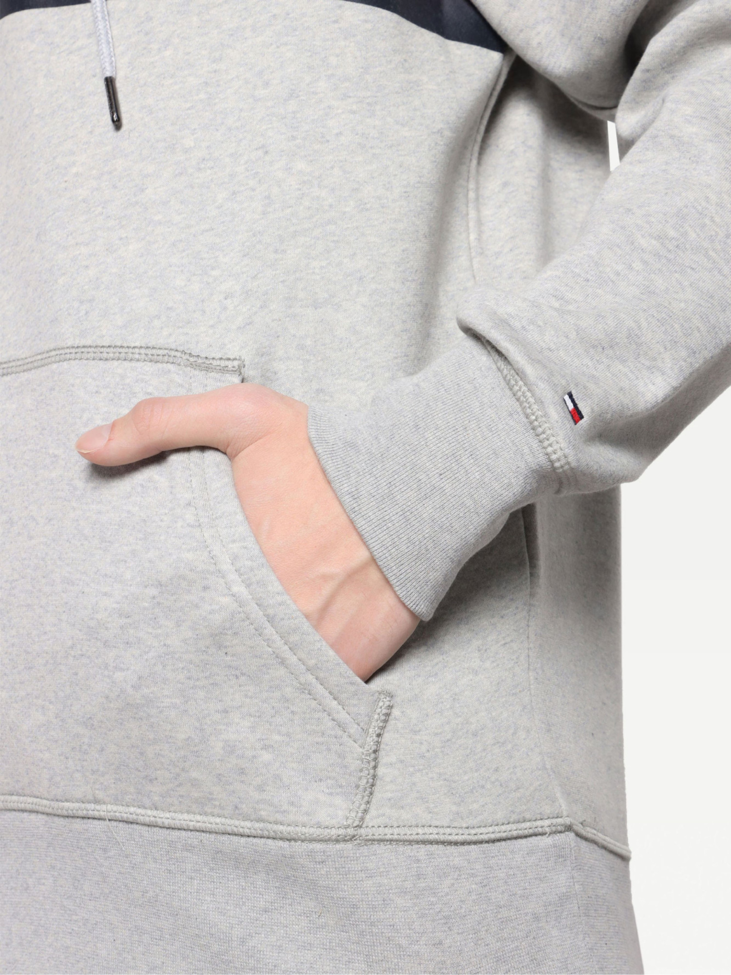 detail Tommy Hilfiger pánska šedá mikina