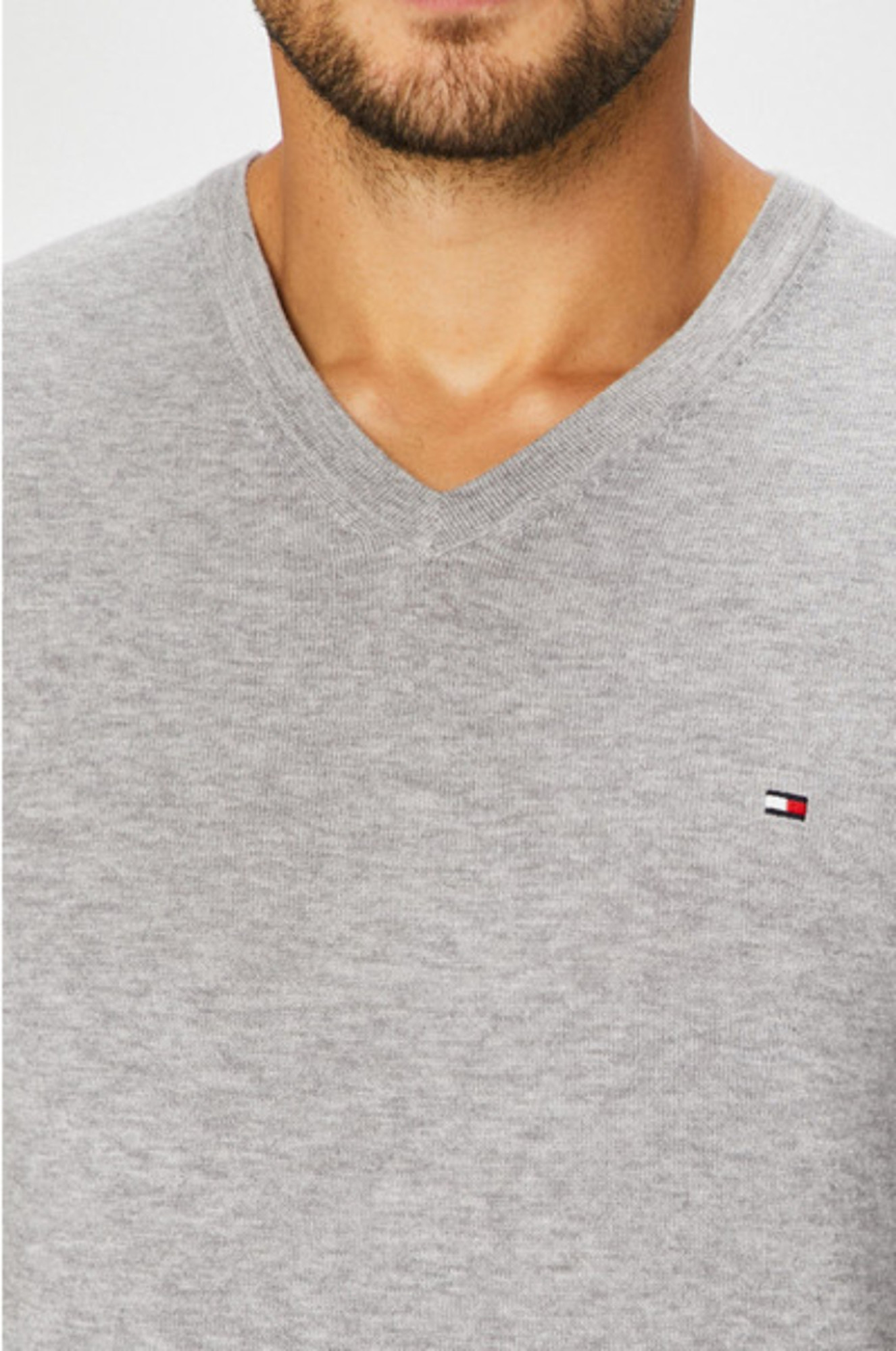 detail Tommy Hilfiger pánsky šedý sveter
