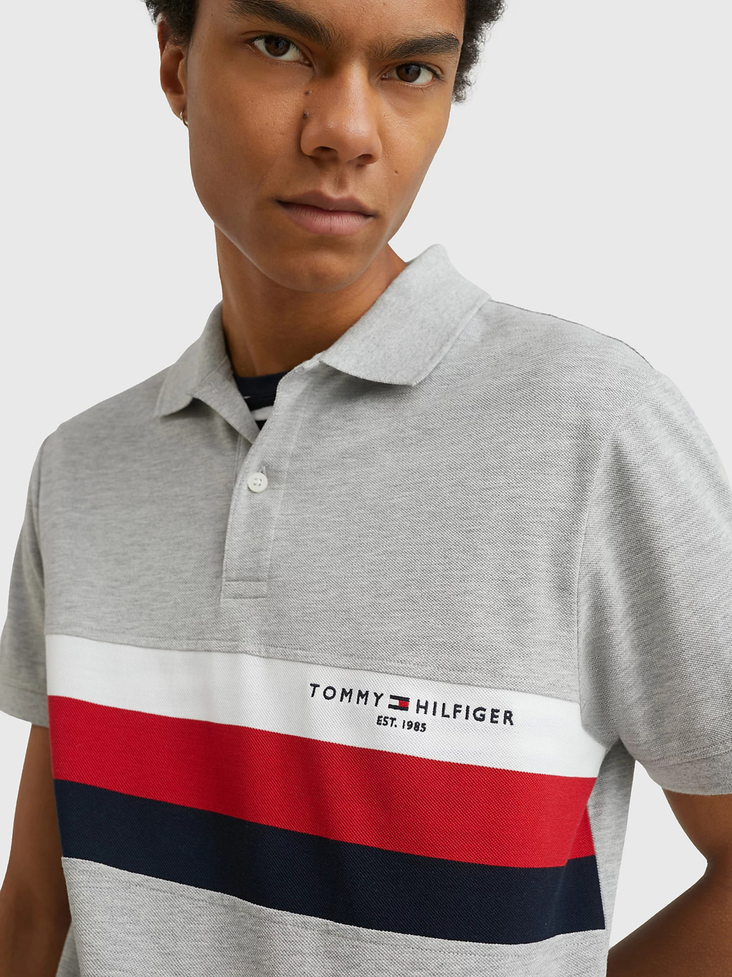 detail Tommy Hilfiger pánske šedé polo tričko