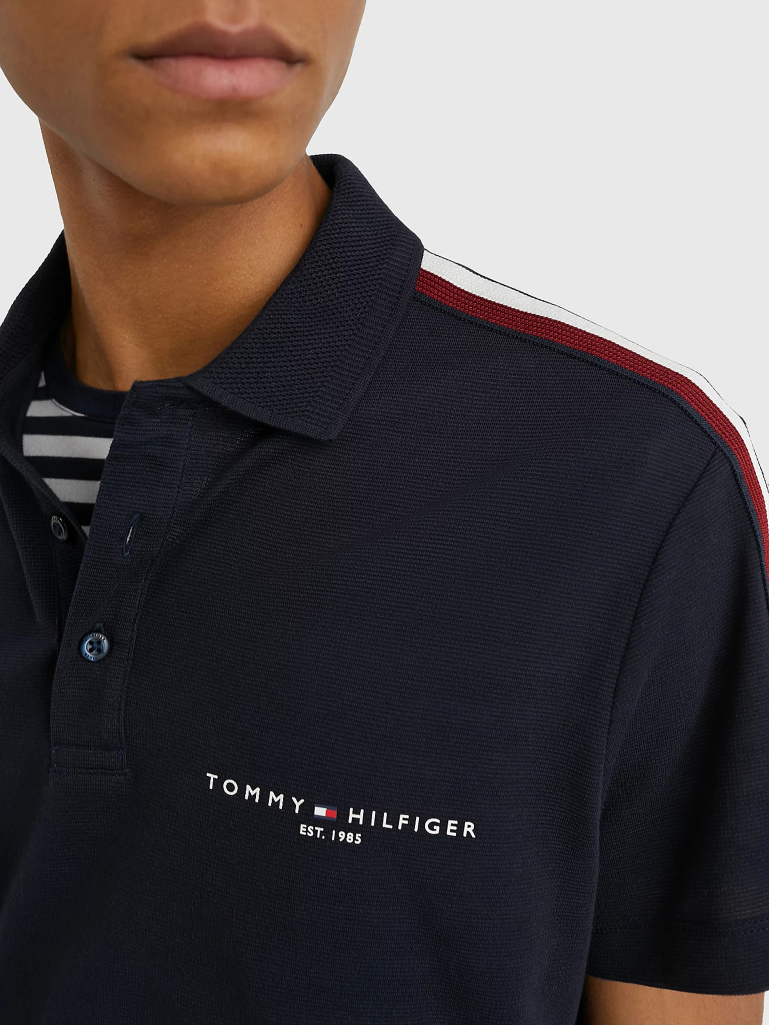 detail Tommy Hilfiger pánske tmavomodré polo tričko