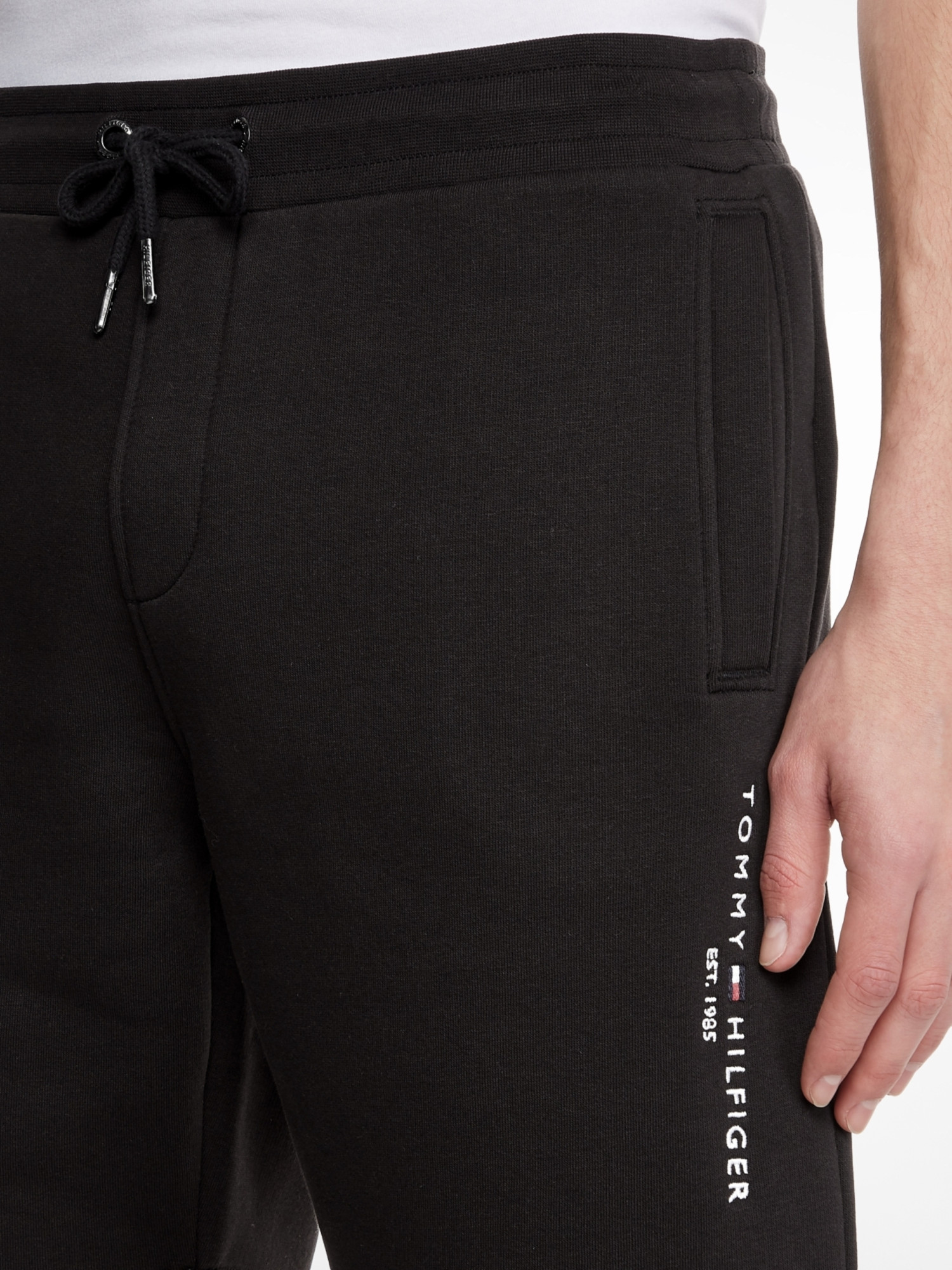detail Tommy Hilfiger pánske čierne kraťasy TOMMY LOGO