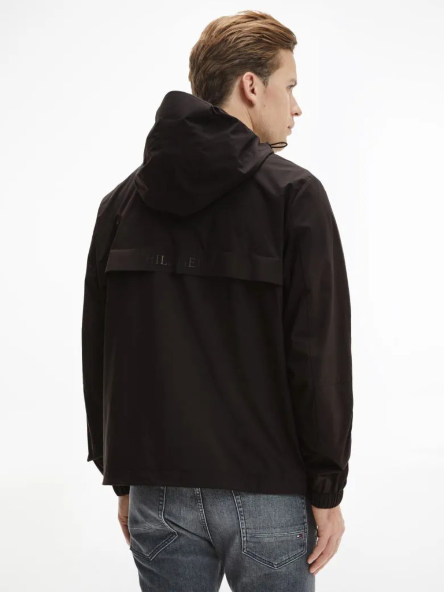 detail Tommy Hilfiger pánska čierna bunda